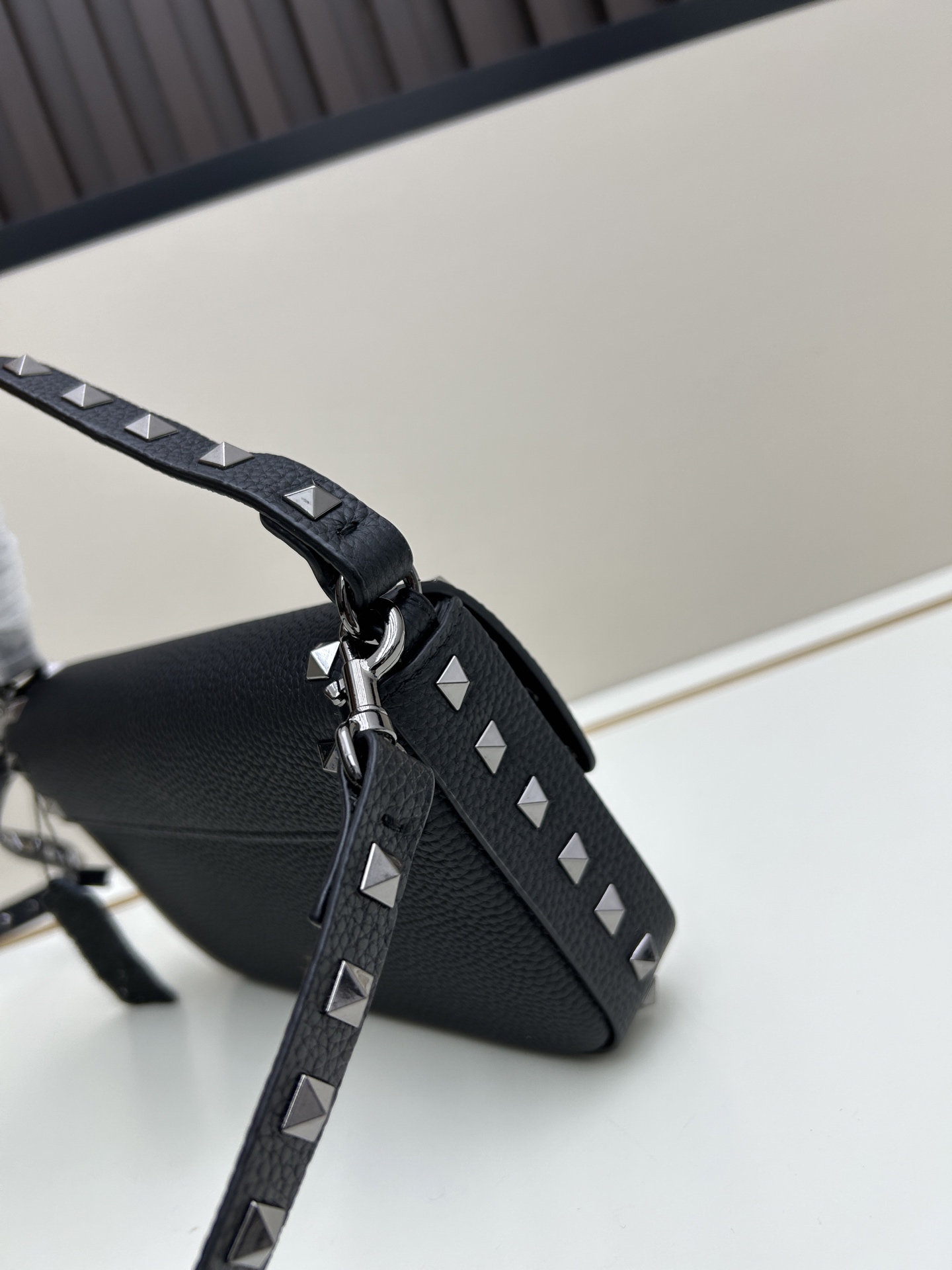 •可拆卸肩带•单条顶部提手•正面翻盖𥔵扣开合•周身铆钉细节•19×13.5×3厘米•型号：0139#