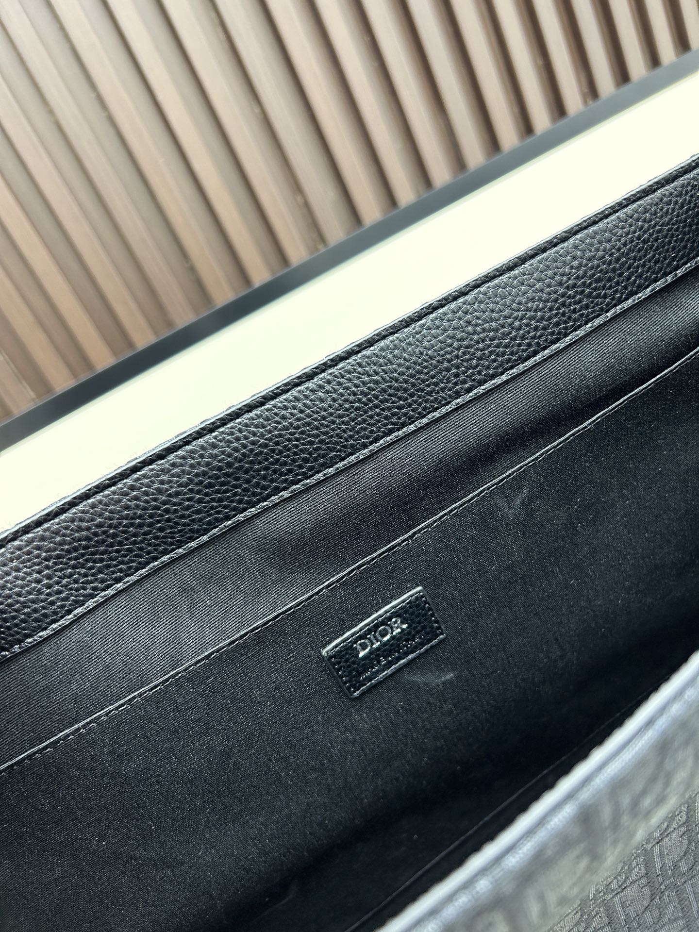 批300🔥 这款 East-West 手袋彰显经久不衰的高雅风格。采用米色和黑色 Oblique 印花面料精心制作,全新演绎经典的 Dior 图案,饰以黑色粒面牛皮革细节和正面的 Dior 标志提升格调。宽敞隔层可轻松收纳各种日常用品,搭配皮革顶部手柄和可调节、可拆卸肩带,可手提、肩背或斜挎。
主体:棉,牛皮革和科技面料
里料:棉,科技面料,牛皮革
宽敞的主隔层
内部扁平电脑隔层
内部拉链口袋
皮革顶部手柄
可调节、可拆卸的皮革肩带
正面饰以金属覆层黄铜 Dior 标志
内部饰有 Dior 压花标志
尺寸:40.5 x 35 x 12 厘米
编号: 662#