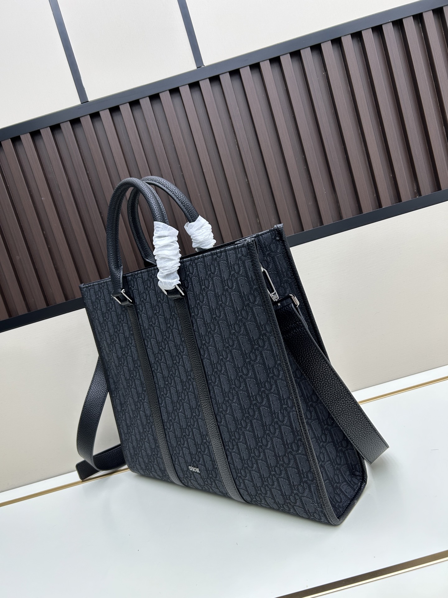 批300🔥 这款 East-West 手袋彰显经久不衰的高雅风格。采用米色和黑色 Oblique 印花面料精心制作,全新演绎经典的 Dior 图案,饰以黑色粒面牛皮革细节和正面的 Dior 标志提升格调。宽敞隔层可轻松收纳各种日常用品,搭配皮革顶部手柄和可调节、可拆卸肩带,可手提、肩背或斜挎。
主体:棉,牛皮革和科技面料
里料:棉,科技面料,牛皮革
宽敞的主隔层
内部扁平电脑隔层
内部拉链口袋
皮革顶部手柄
可调节、可拆卸的皮革肩带
正面饰以金属覆层黄铜 Dior 标志
内部饰有 Dior 压花标志
尺寸:40.5 x 35 x 12 厘米
编号: 662#