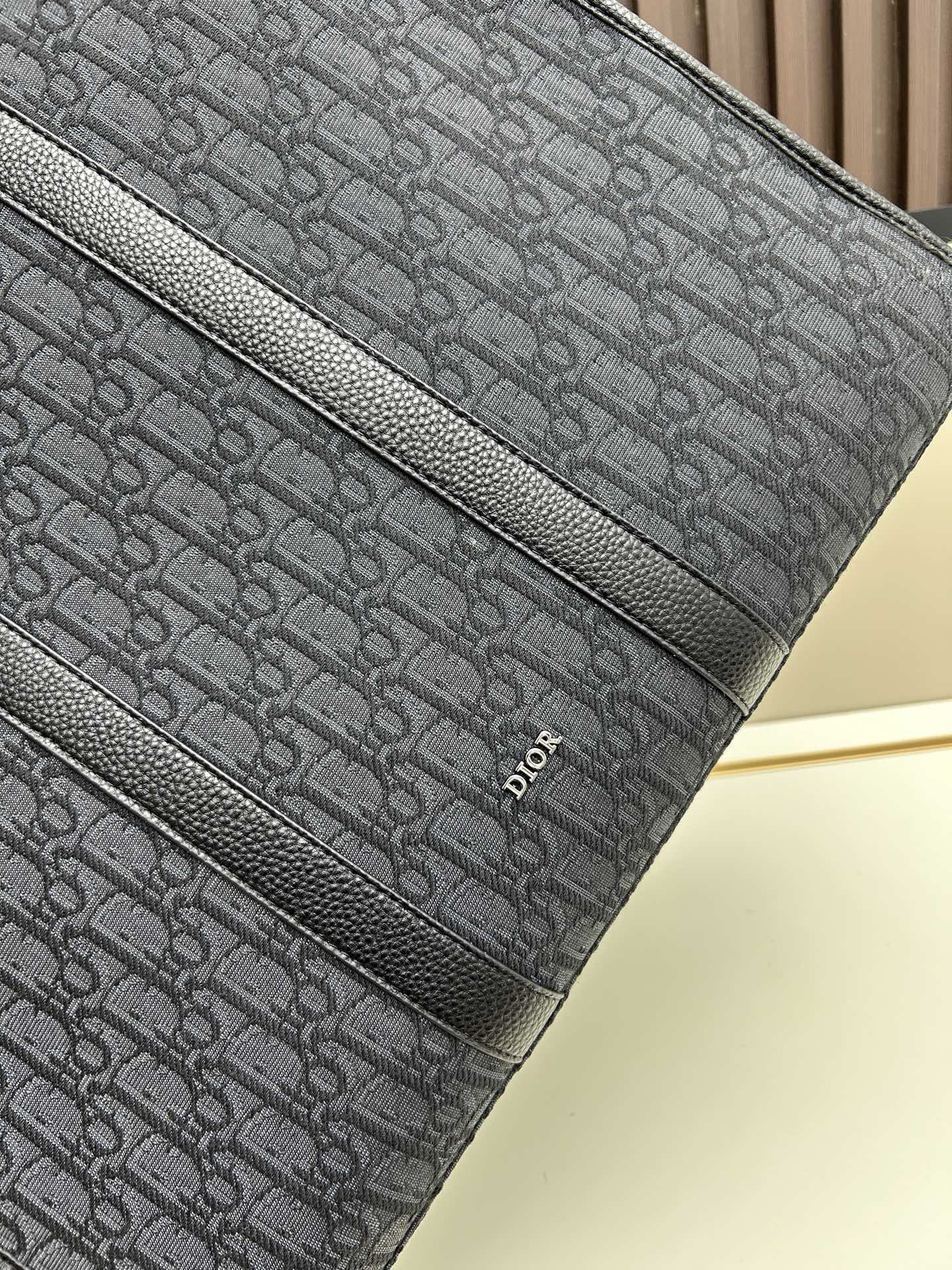 批300🔥 这款 East-West 手袋彰显经久不衰的高雅风格。采用米色和黑色 Oblique 印花面料精心制作,全新演绎经典的 Dior 图案,饰以黑色粒面牛皮革细节和正面的 Dior 标志提升格调。宽敞隔层可轻松收纳各种日常用品,搭配皮革顶部手柄和可调节、可拆卸肩带,可手提、肩背或斜挎。
主体:棉,牛皮革和科技面料
里料:棉,科技面料,牛皮革
宽敞的主隔层
内部扁平电脑隔层
内部拉链口袋
皮革顶部手柄
可调节、可拆卸的皮革肩带
正面饰以金属覆层黄铜 Dior 标志
内部饰有 Dior 压花标志
尺寸:40.5 x 35 x 12 厘米
编号: 662#