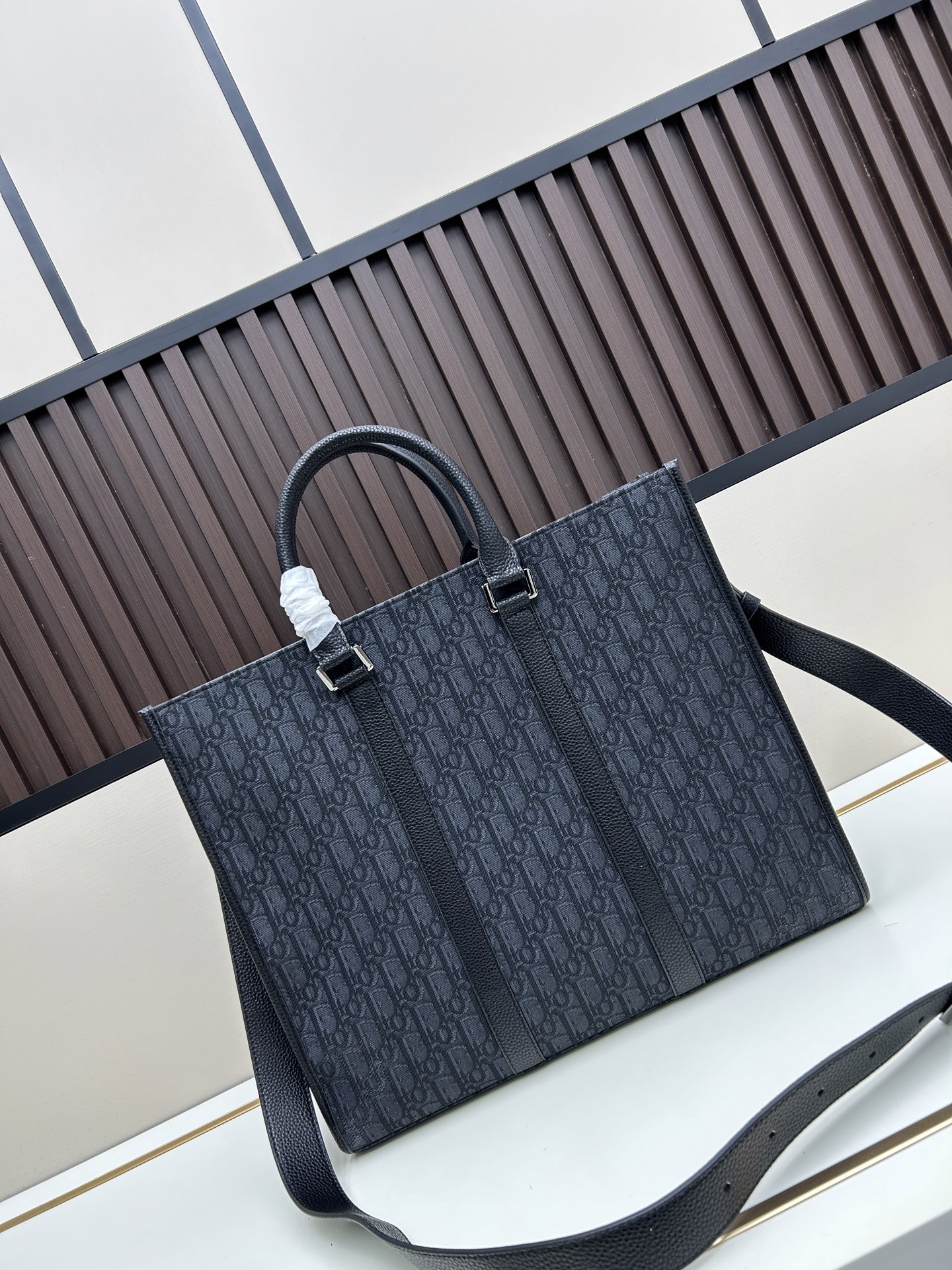 批300🔥 这款 East-West 手袋彰显经久不衰的高雅风格。采用米色和黑色 Oblique 印花面料精心制作,全新演绎经典的 Dior 图案,饰以黑色粒面牛皮革细节和正面的 Dior 标志提升格调。宽敞隔层可轻松收纳各种日常用品,搭配皮革顶部手柄和可调节、可拆卸肩带,可手提、肩背或斜挎。
主体:棉,牛皮革和科技面料
里料:棉,科技面料,牛皮革
宽敞的主隔层
内部扁平电脑隔层
内部拉链口袋
皮革顶部手柄
可调节、可拆卸的皮革肩带
正面饰以金属覆层黄铜 Dior 标志
内部饰有 Dior 压花标志
尺寸:40.5 x 35 x 12 厘米
编号: 662#