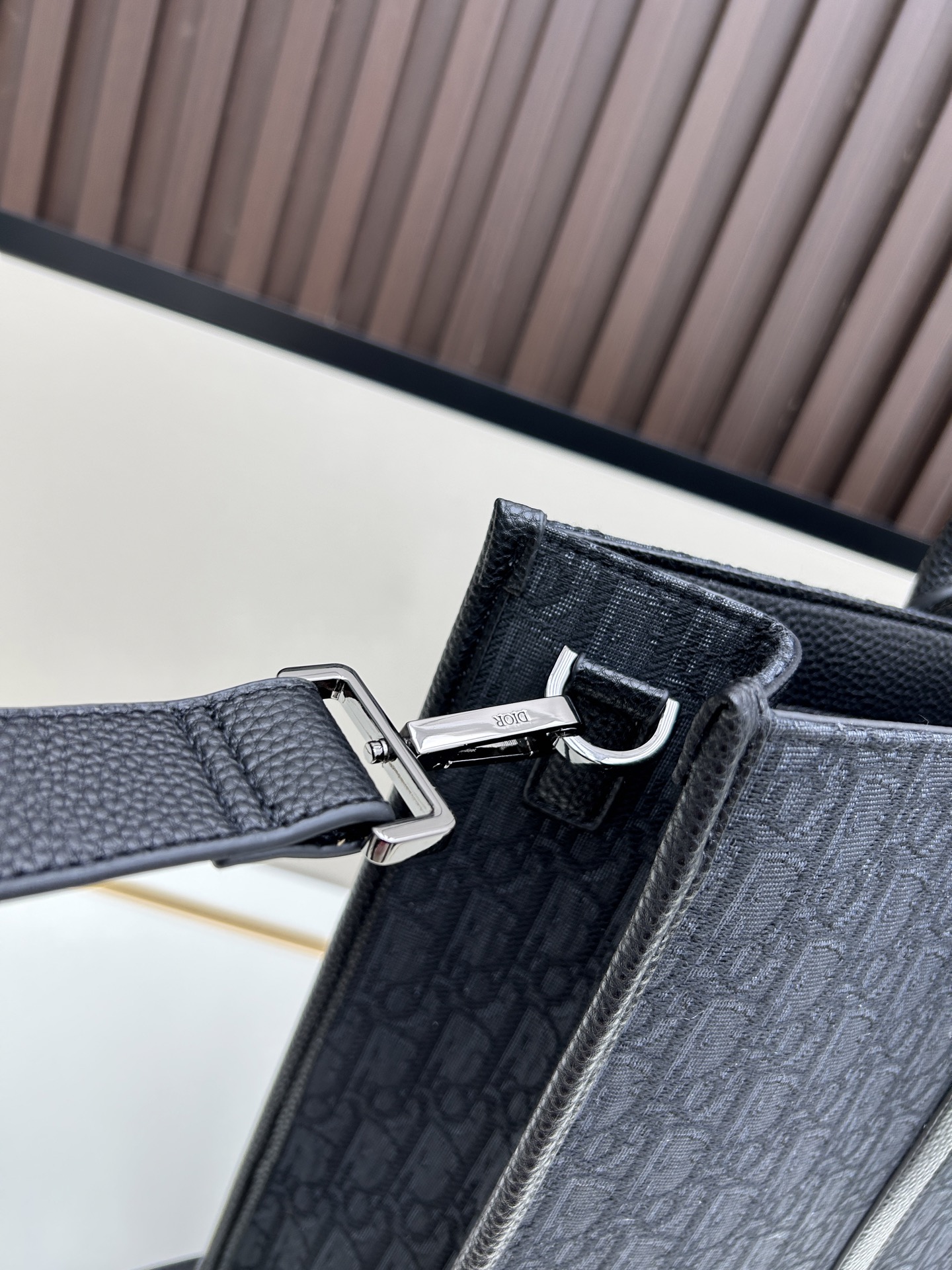 批300🔥 这款 East-West 手袋彰显经久不衰的高雅风格。采用米色和黑色 Oblique 印花面料精心制作,全新演绎经典的 Dior 图案,饰以黑色粒面牛皮革细节和正面的 Dior 标志提升格调。宽敞隔层可轻松收纳各种日常用品,搭配皮革顶部手柄和可调节、可拆卸肩带,可手提、肩背或斜挎。
主体:棉,牛皮革和科技面料
里料:棉,科技面料,牛皮革
宽敞的主隔层
内部扁平电脑隔层
内部拉链口袋
皮革顶部手柄
可调节、可拆卸的皮革肩带
正面饰以金属覆层黄铜 Dior 标志
内部饰有 Dior 压花标志
尺寸:40.5 x 35 x 12 厘米
编号: 662#