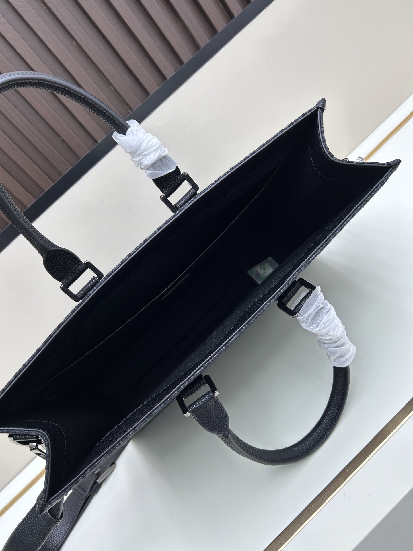 批300🔥 这款 East-West 手袋彰显经久不衰的高雅风格。采用米色和黑色 Oblique 印花面料精心制作,全新演绎经典的 Dior 图案,饰以黑色粒面牛皮革细节和正面的 Dior 标志提升格调。宽敞隔层可轻松收纳各种日常用品,搭配皮革顶部手柄和可调节、可拆卸肩带,可手提、肩背或斜挎。
主体:棉,牛皮革和科技面料
里料:棉,科技面料,牛皮革
宽敞的主隔层
内部扁平电脑隔层
内部拉链口袋
皮革顶部手柄
可调节、可拆卸的皮革肩带
正面饰以金属覆层黄铜 Dior 标志
内部饰有 Dior 压花标志
尺寸:40.5 x 35 x 12 厘米
编号: 662#