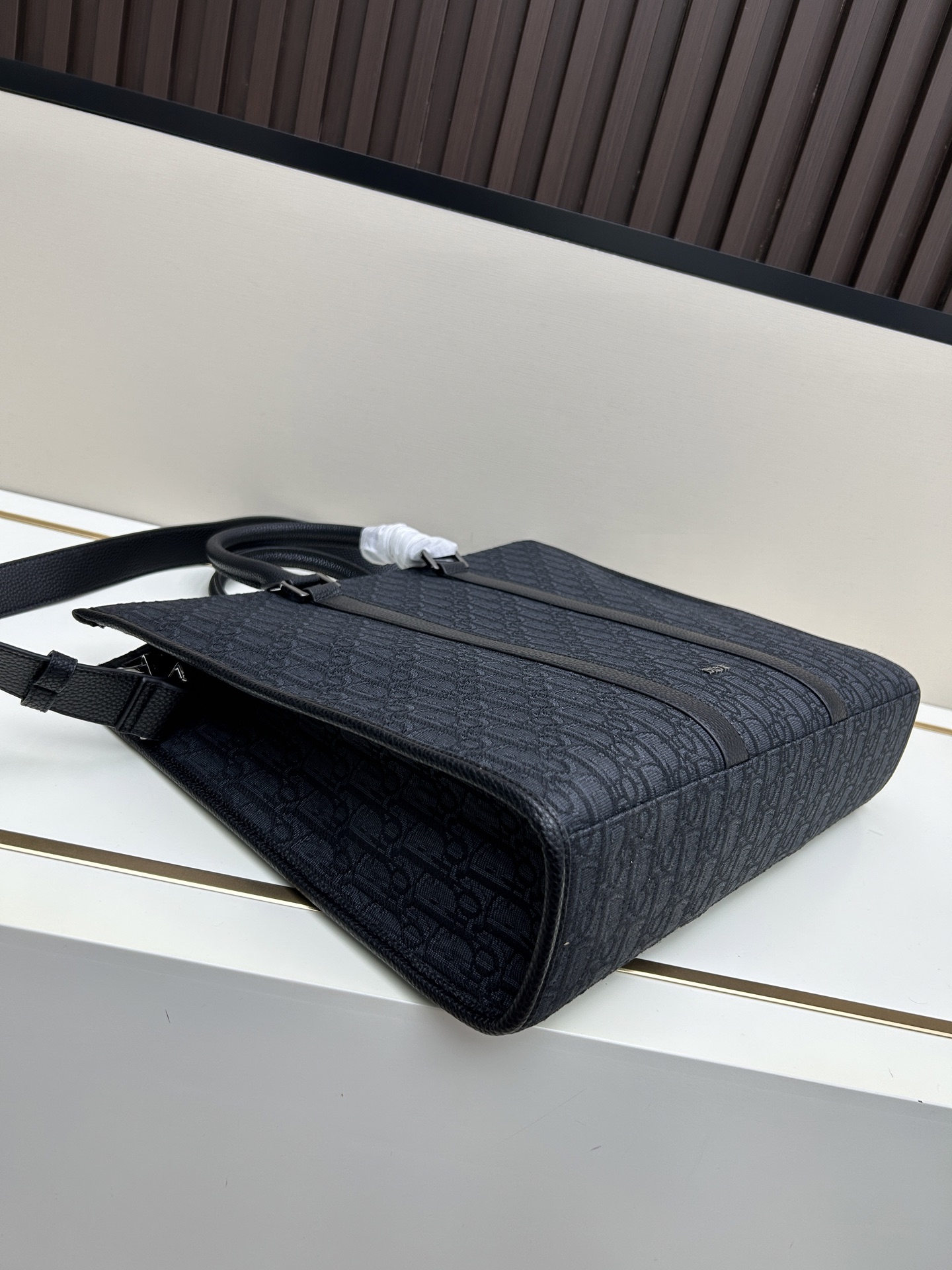 批300🔥 这款 East-West 手袋彰显经久不衰的高雅风格。采用米色和黑色 Oblique 印花面料精心制作,全新演绎经典的 Dior 图案,饰以黑色粒面牛皮革细节和正面的 Dior 标志提升格调。宽敞隔层可轻松收纳各种日常用品,搭配皮革顶部手柄和可调节、可拆卸肩带,可手提、肩背或斜挎。
主体:棉,牛皮革和科技面料
里料:棉,科技面料,牛皮革
宽敞的主隔层
内部扁平电脑隔层
内部拉链口袋
皮革顶部手柄
可调节、可拆卸的皮革肩带
正面饰以金属覆层黄铜 Dior 标志
内部饰有 Dior 压花标志
尺寸:40.5 x 35 x 12 厘米
编号: 662#