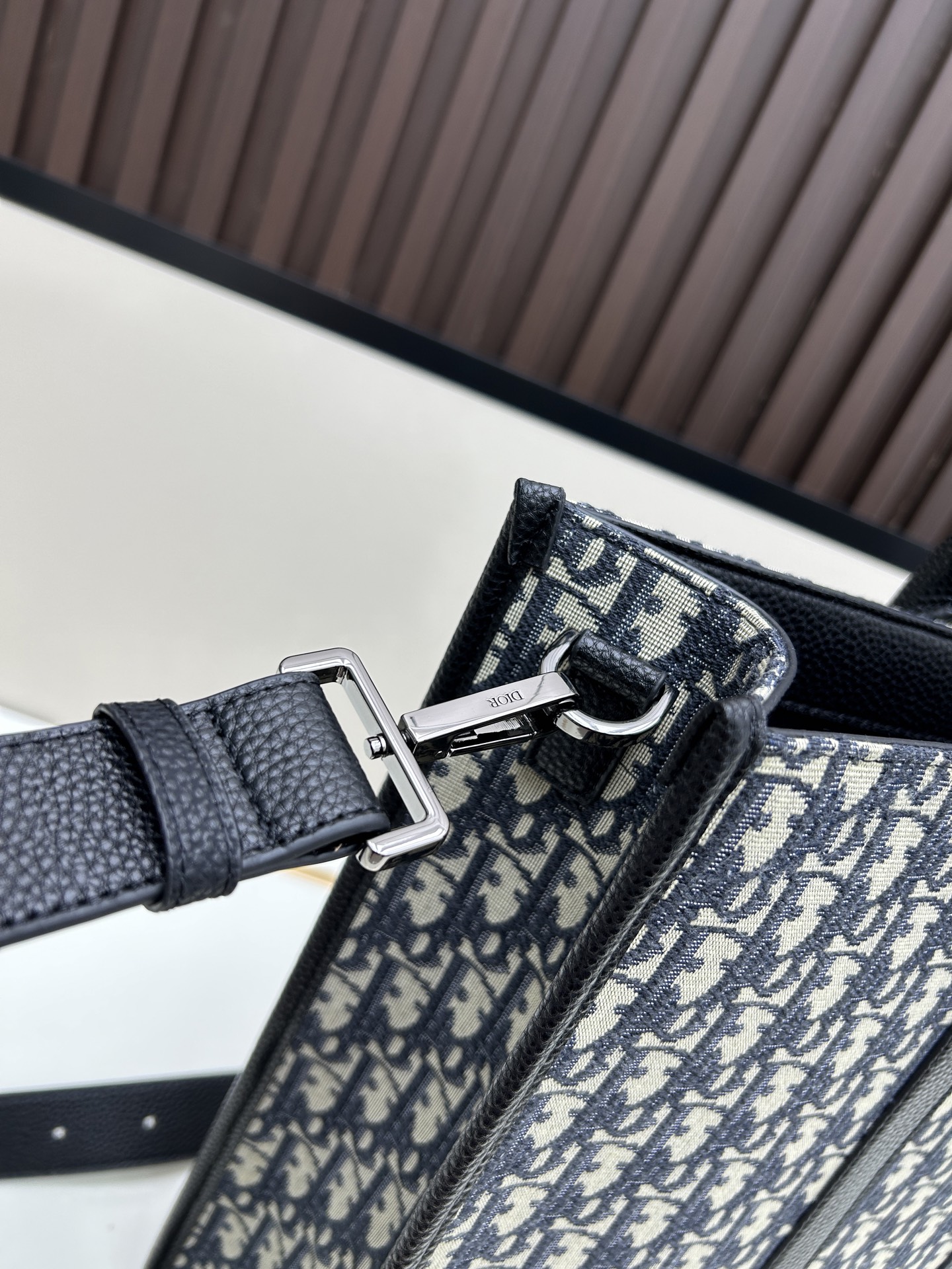 批300🔥 这款 East-West 手袋彰显经久不衰的高雅风格。采用米色和黑色 Oblique 印花面料精心制作,全新演绎经典的 Dior 图案,饰以黑色粒面牛皮革细节和正面的 Dior 标志提升格调。宽敞隔层可轻松收纳各种日常用品,搭配皮革顶部手柄和可调节、可拆卸肩带,可手提、肩背或斜挎。
主体:棉,牛皮革和科技面料
里料:棉,科技面料,牛皮革
宽敞的主隔层
内部扁平电脑隔层
内部拉链口袋
皮革顶部手柄
可调节、可拆卸的皮革肩带
正面饰以金属覆层黄铜 Dior 标志
内部饰有 Dior 压花标志
尺寸:40.5 x 35 x 12 厘米
编号: 662#