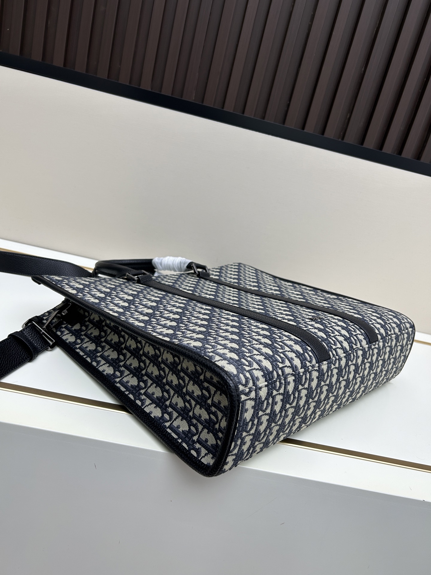 批300🔥 这款 East-West 手袋彰显经久不衰的高雅风格。采用米色和黑色 Oblique 印花面料精心制作,全新演绎经典的 Dior 图案,饰以黑色粒面牛皮革细节和正面的 Dior 标志提升格调。宽敞隔层可轻松收纳各种日常用品,搭配皮革顶部手柄和可调节、可拆卸肩带,可手提、肩背或斜挎。
主体:棉,牛皮革和科技面料
里料:棉,科技面料,牛皮革
宽敞的主隔层
内部扁平电脑隔层
内部拉链口袋
皮革顶部手柄
可调节、可拆卸的皮革肩带
正面饰以金属覆层黄铜 Dior 标志
内部饰有 Dior 压花标志
尺寸:40.5 x 35 x 12 厘米
编号: 662#