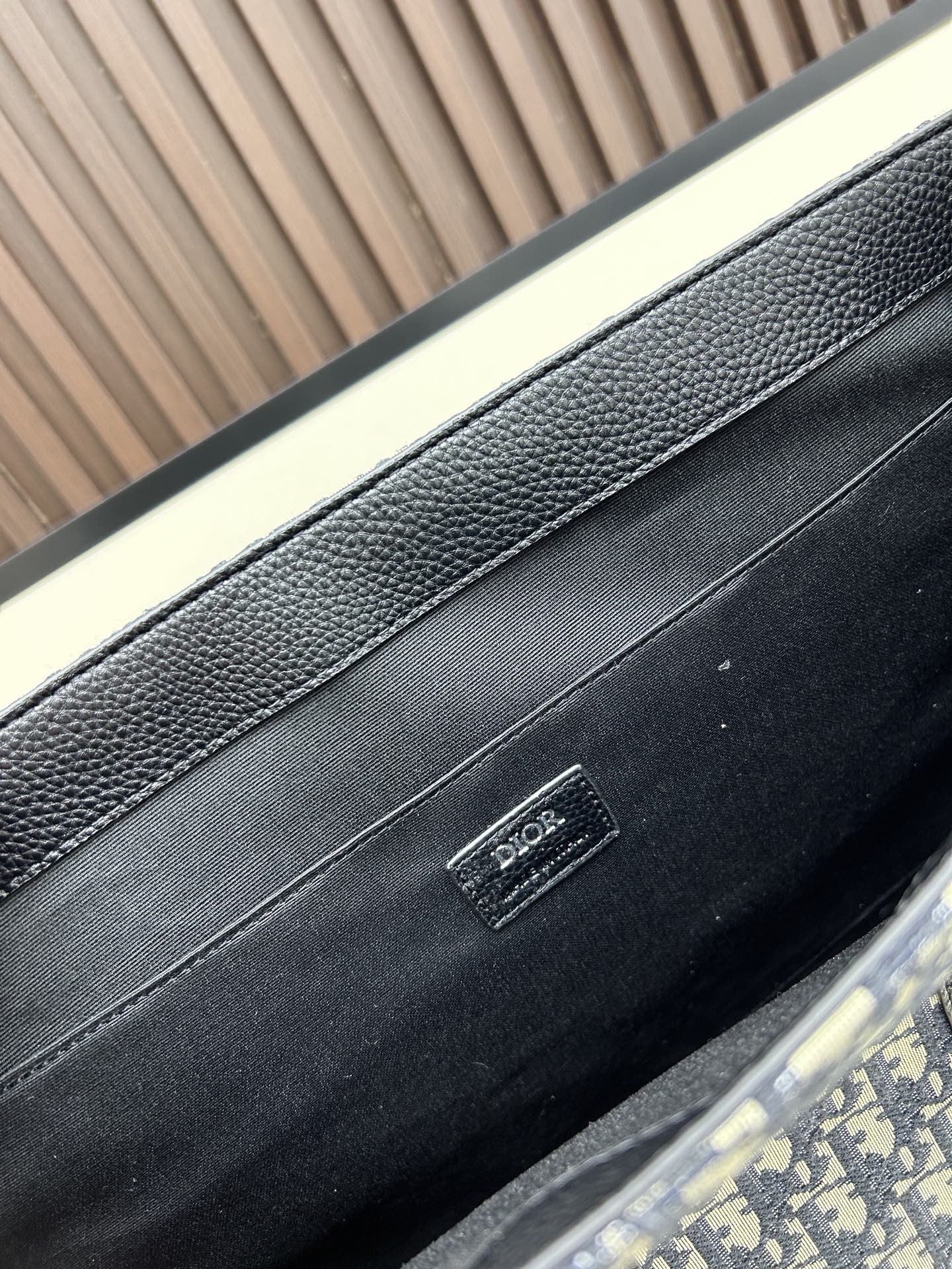 批300🔥 这款 East-West 手袋彰显经久不衰的高雅风格。采用米色和黑色 Oblique 印花面料精心制作,全新演绎经典的 Dior 图案,饰以黑色粒面牛皮革细节和正面的 Dior 标志提升格调。宽敞隔层可轻松收纳各种日常用品,搭配皮革顶部手柄和可调节、可拆卸肩带,可手提、肩背或斜挎。
主体:棉,牛皮革和科技面料
里料:棉,科技面料,牛皮革
宽敞的主隔层
内部扁平电脑隔层
内部拉链口袋
皮革顶部手柄
可调节、可拆卸的皮革肩带
正面饰以金属覆层黄铜 Dior 标志
内部饰有 Dior 压花标志
尺寸:40.5 x 35 x 12 厘米
编号: 662#