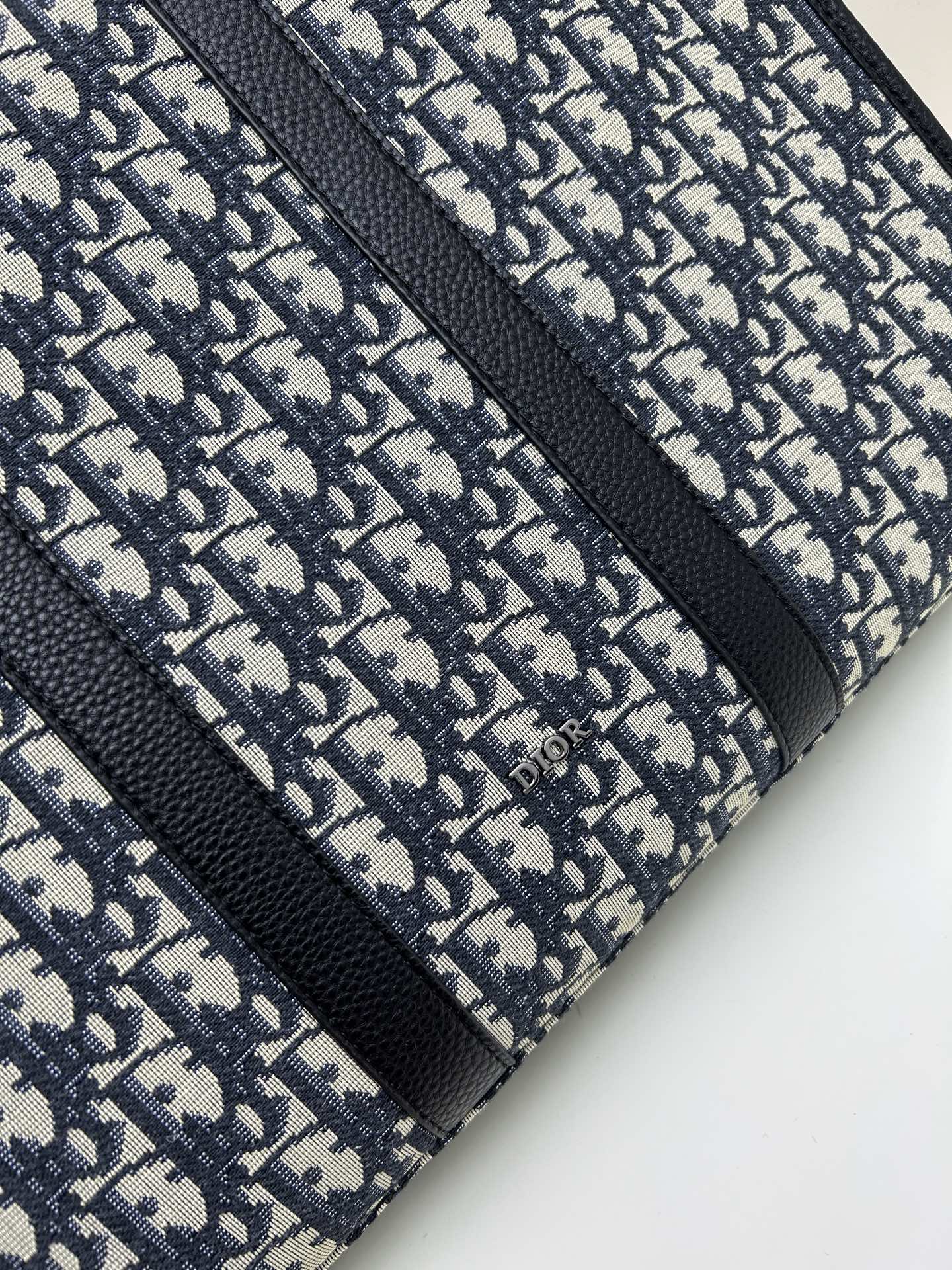 批300🔥 这款 East-West 手袋彰显经久不衰的高雅风格。采用米色和黑色 Oblique 印花面料精心制作,全新演绎经典的 Dior 图案,饰以黑色粒面牛皮革细节和正面的 Dior 标志提升格调。宽敞隔层可轻松收纳各种日常用品,搭配皮革顶部手柄和可调节、可拆卸肩带,可手提、肩背或斜挎。
主体:棉,牛皮革和科技面料
里料:棉,科技面料,牛皮革
宽敞的主隔层
内部扁平电脑隔层
内部拉链口袋
皮革顶部手柄
可调节、可拆卸的皮革肩带
正面饰以金属覆层黄铜 Dior 标志
内部饰有 Dior 压花标志
尺寸:40.5 x 35 x 12 厘米
编号: 662#