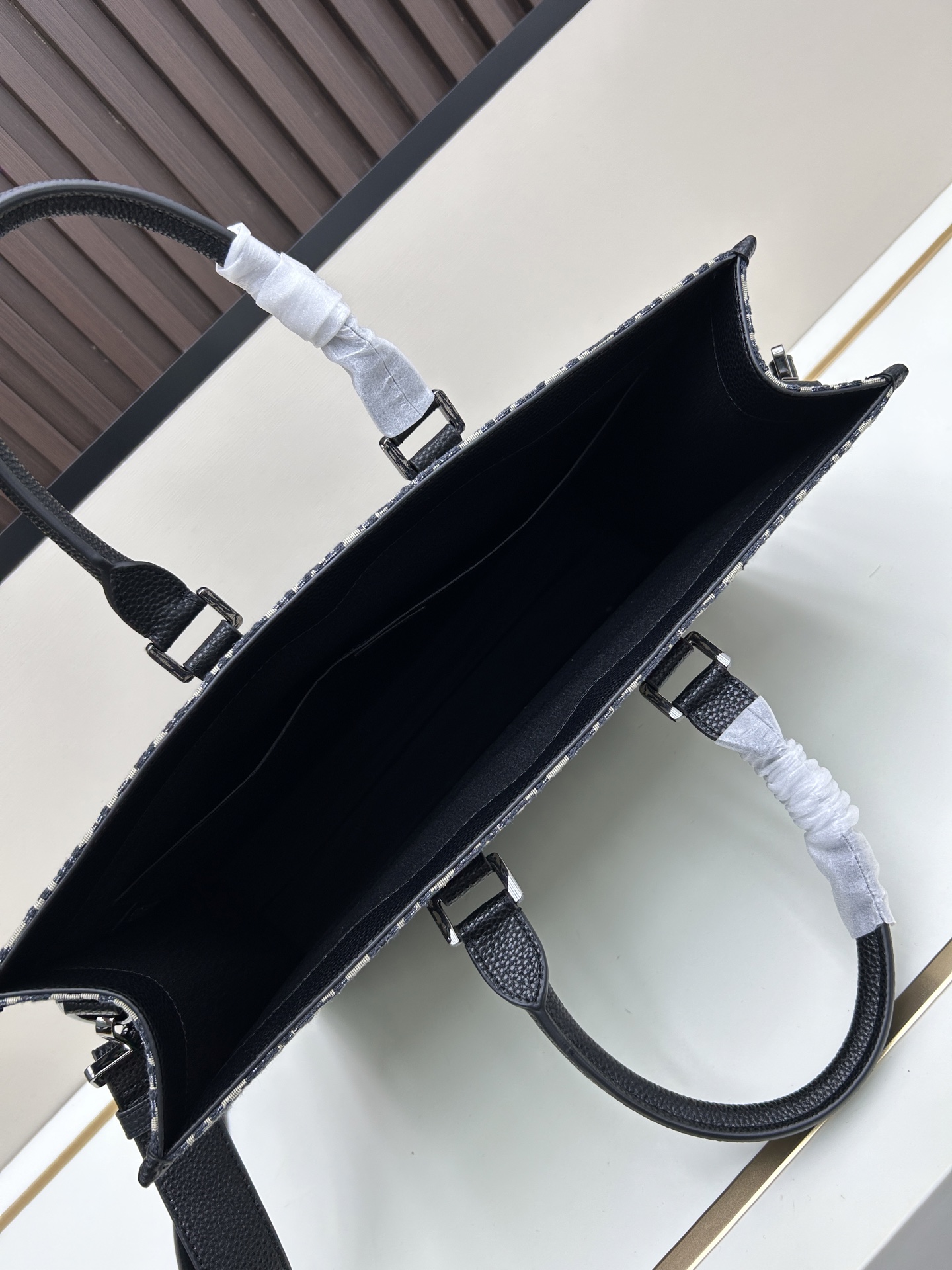 批300🔥 这款 East-West 手袋彰显经久不衰的高雅风格。采用米色和黑色 Oblique 印花面料精心制作,全新演绎经典的 Dior 图案,饰以黑色粒面牛皮革细节和正面的 Dior 标志提升格调。宽敞隔层可轻松收纳各种日常用品,搭配皮革顶部手柄和可调节、可拆卸肩带,可手提、肩背或斜挎。
主体:棉,牛皮革和科技面料
里料:棉,科技面料,牛皮革
宽敞的主隔层
内部扁平电脑隔层
内部拉链口袋
皮革顶部手柄
可调节、可拆卸的皮革肩带
正面饰以金属覆层黄铜 Dior 标志
内部饰有 Dior 压花标志
尺寸:40.5 x 35 x 12 厘米
编号: 662#