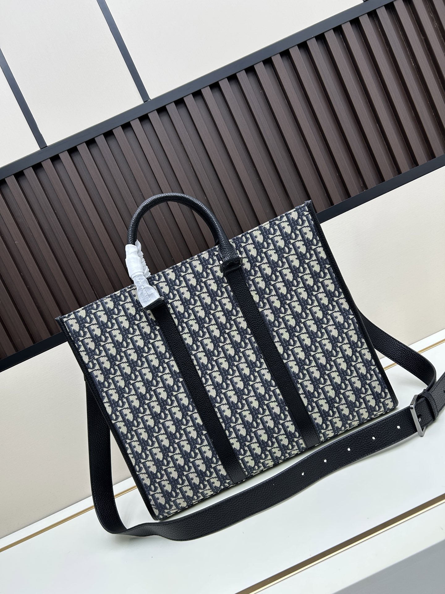 批300🔥 这款 East-West 手袋彰显经久不衰的高雅风格。采用米色和黑色 Oblique 印花面料精心制作,全新演绎经典的 Dior 图案,饰以黑色粒面牛皮革细节和正面的 Dior 标志提升格调。宽敞隔层可轻松收纳各种日常用品,搭配皮革顶部手柄和可调节、可拆卸肩带,可手提、肩背或斜挎。
主体:棉,牛皮革和科技面料
里料:棉,科技面料,牛皮革
宽敞的主隔层
内部扁平电脑隔层
内部拉链口袋
皮革顶部手柄
可调节、可拆卸的皮革肩带
正面饰以金属覆层黄铜 Dior 标志
内部饰有 Dior 压花标志
尺寸:40.5 x 35 x 12 厘米
编号: 662#