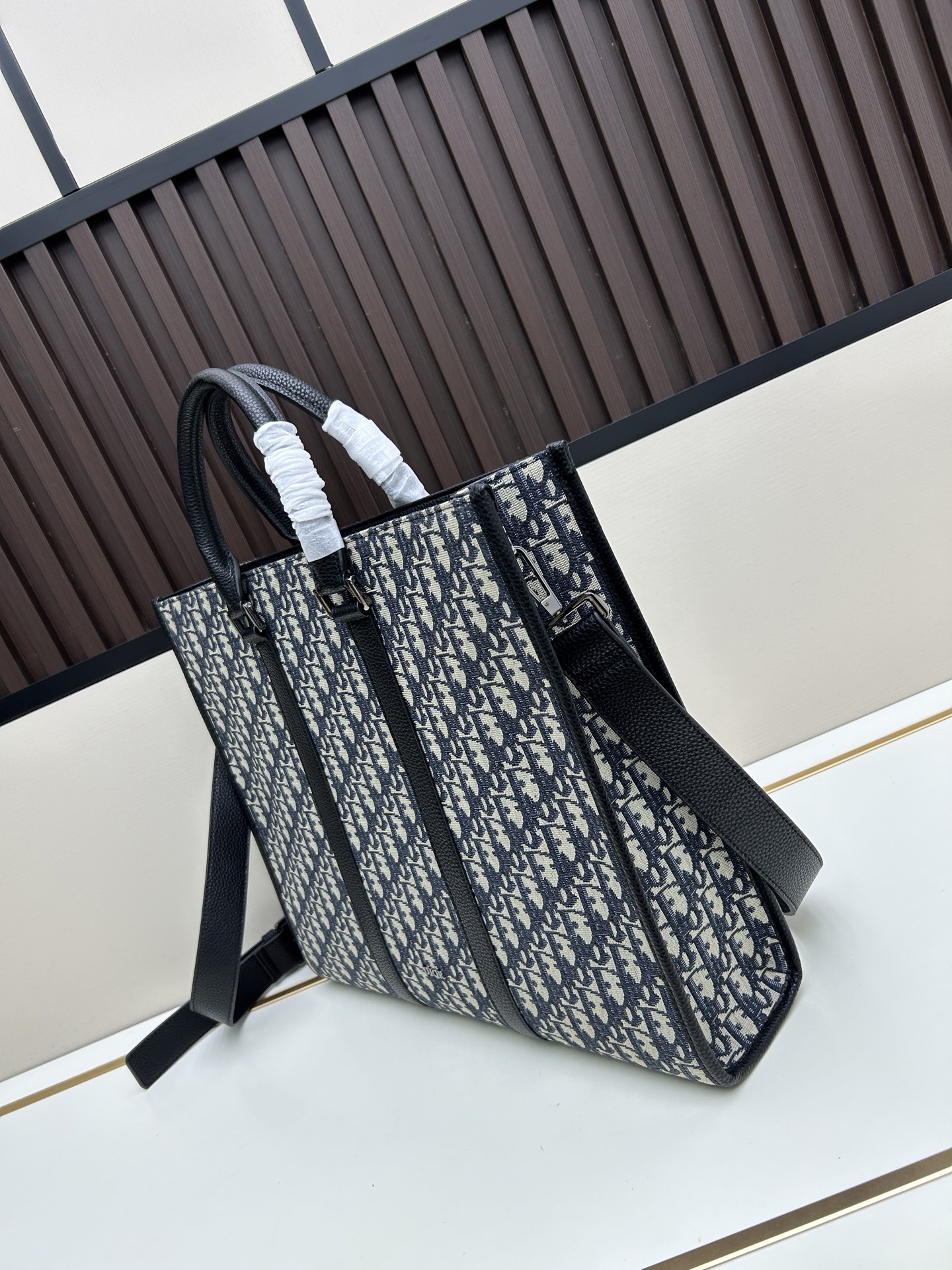 批300🔥 这款 East-West 手袋彰显经久不衰的高雅风格。采用米色和黑色 Oblique 印花面料精心制作,全新演绎经典的 Dior 图案,饰以黑色粒面牛皮革细节和正面的 Dior 标志提升格调。宽敞隔层可轻松收纳各种日常用品,搭配皮革顶部手柄和可调节、可拆卸肩带,可手提、肩背或斜挎。
主体:棉,牛皮革和科技面料
里料:棉,科技面料,牛皮革
宽敞的主隔层
内部扁平电脑隔层
内部拉链口袋
皮革顶部手柄
可调节、可拆卸的皮革肩带
正面饰以金属覆层黄铜 Dior 标志
内部饰有 Dior 压花标志
尺寸:40.5 x 35 x 12 厘米
编号: 662#