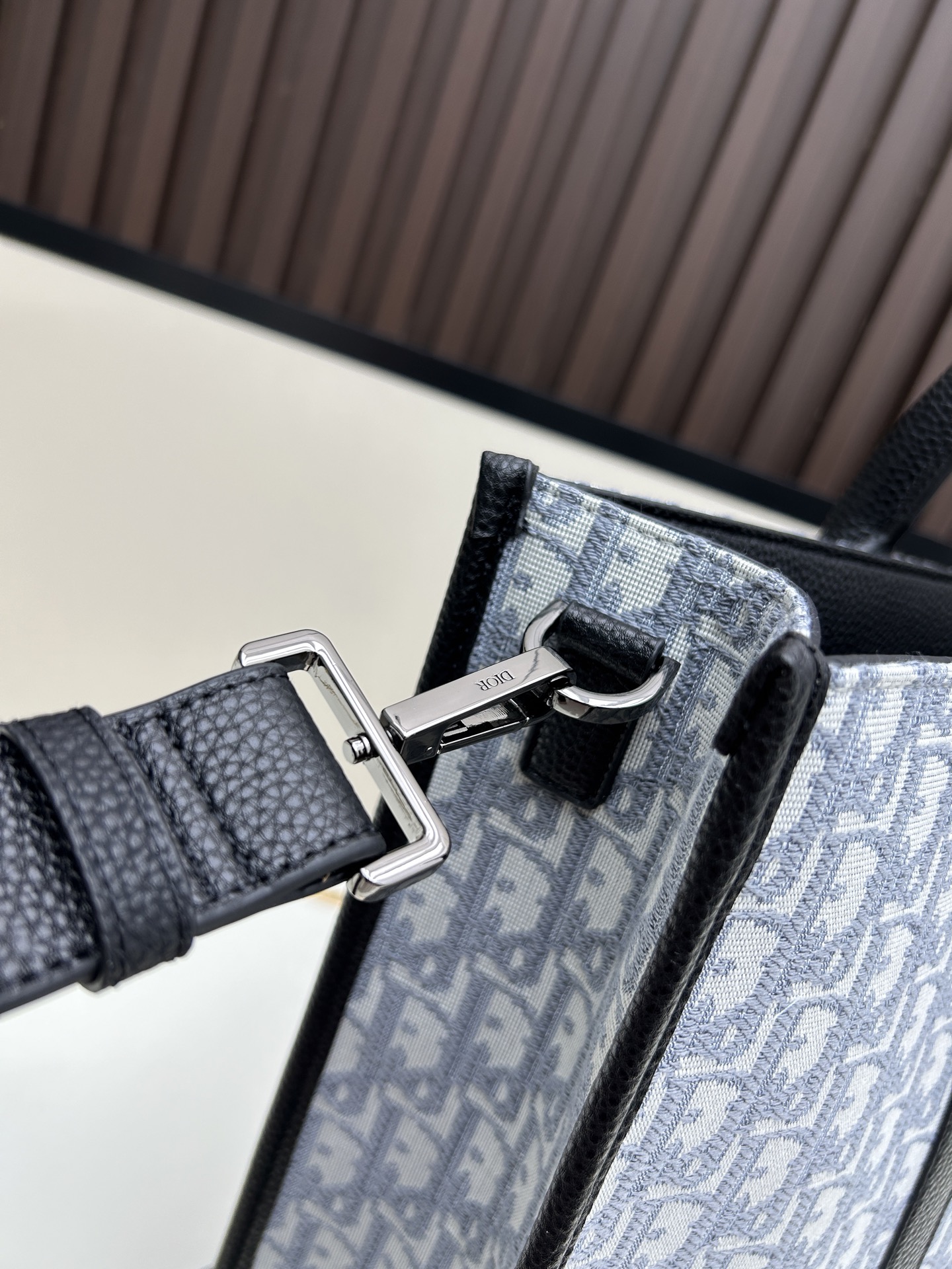 批300🔥 这款 East-West 手袋彰显经久不衰的高雅风格。采用米色和黑色 Oblique 印花面料精心制作,全新演绎经典的 Dior 图案,饰以黑色粒面牛皮革细节和正面的 Dior 标志提升格调。宽敞隔层可轻松收纳各种日常用品,搭配皮革顶部手柄和可调节、可拆卸肩带,可手提、肩背或斜挎。
主体:棉,牛皮革和科技面料
里料:棉,科技面料,牛皮革
宽敞的主隔层
内部扁平电脑隔层
内部拉链口袋
皮革顶部手柄
可调节、可拆卸的皮革肩带
正面饰以金属覆层黄铜 Dior 标志
内部饰有 Dior 压花标志
尺寸:40.5 x 35 x 12 厘米
编号: 662#