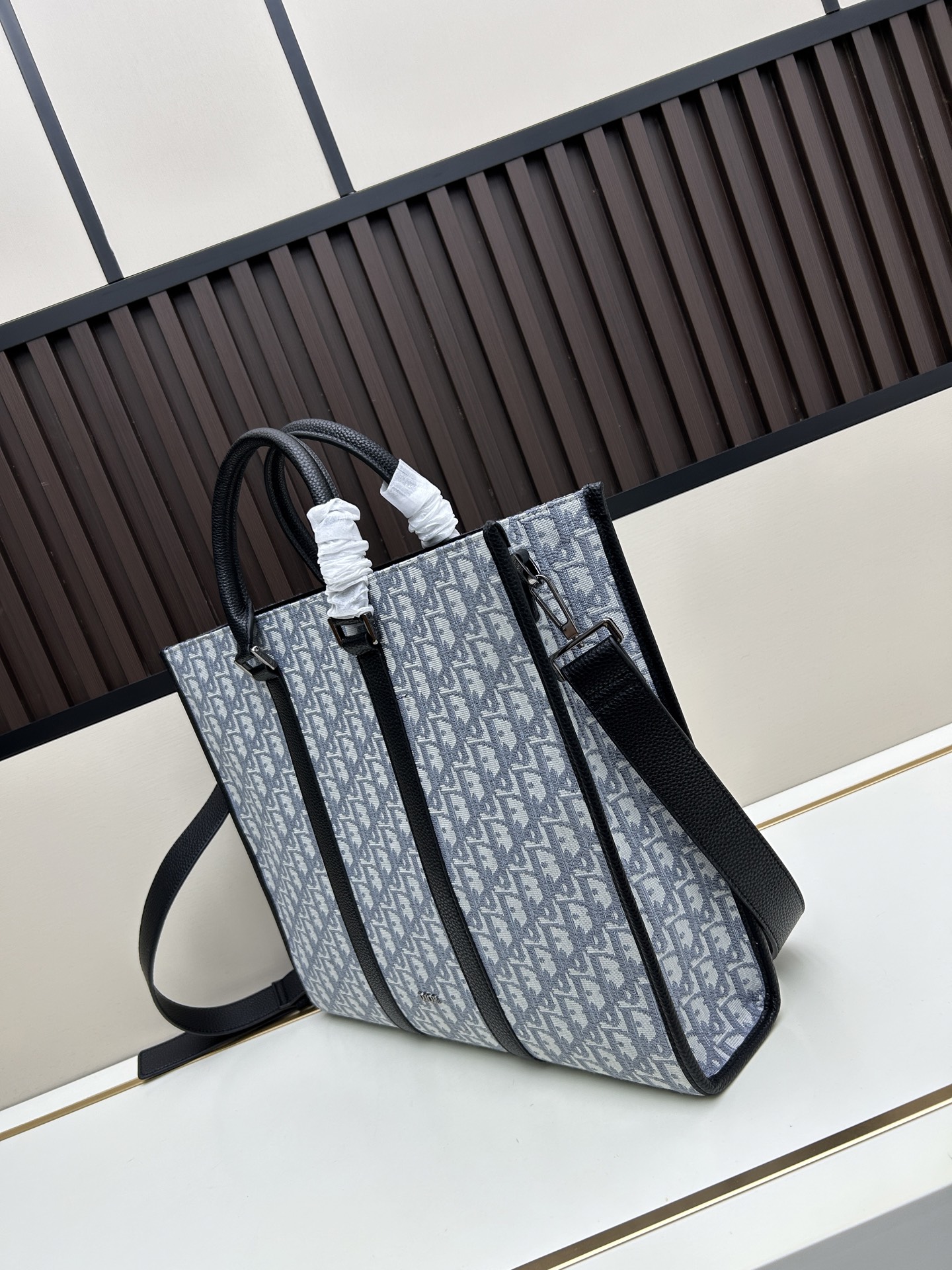 批300🔥 这款 East-West 手袋彰显经久不衰的高雅风格。采用米色和黑色 Oblique 印花面料精心制作,全新演绎经典的 Dior 图案,饰以黑色粒面牛皮革细节和正面的 Dior 标志提升格调。宽敞隔层可轻松收纳各种日常用品,搭配皮革顶部手柄和可调节、可拆卸肩带,可手提、肩背或斜挎。
主体:棉,牛皮革和科技面料
里料:棉,科技面料,牛皮革
宽敞的主隔层
内部扁平电脑隔层
内部拉链口袋
皮革顶部手柄
可调节、可拆卸的皮革肩带
正面饰以金属覆层黄铜 Dior 标志
内部饰有 Dior 压花标志
尺寸:40.5 x 35 x 12 厘米
编号: 662#