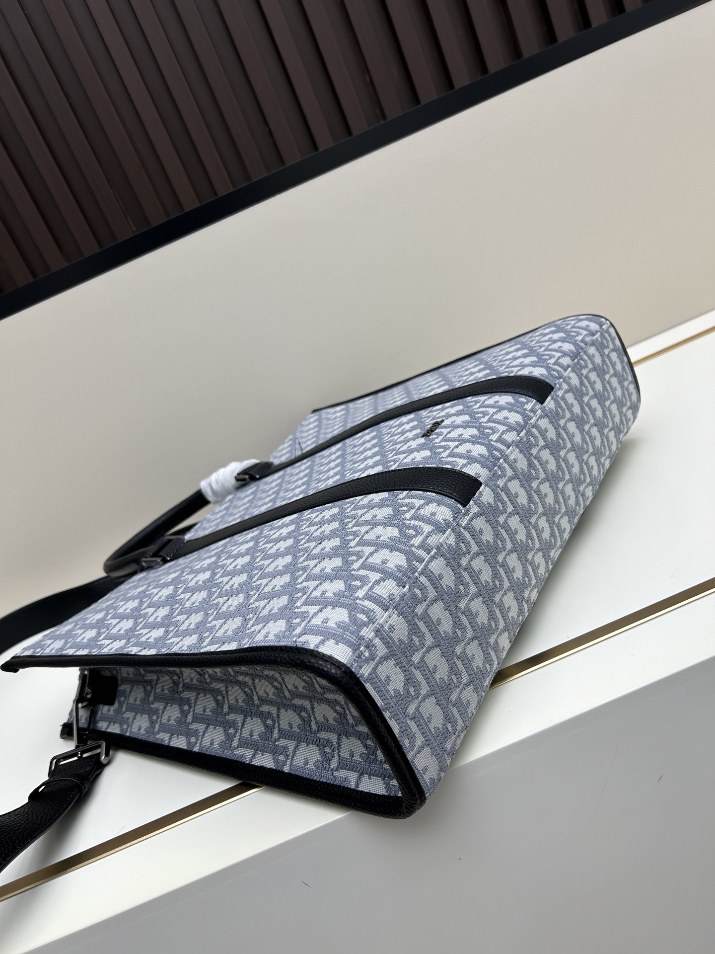 批300🔥 这款 East-West 手袋彰显经久不衰的高雅风格。采用米色和黑色 Oblique 印花面料精心制作,全新演绎经典的 Dior 图案,饰以黑色粒面牛皮革细节和正面的 Dior 标志提升格调。宽敞隔层可轻松收纳各种日常用品,搭配皮革顶部手柄和可调节、可拆卸肩带,可手提、肩背或斜挎。
主体:棉,牛皮革和科技面料
里料:棉,科技面料,牛皮革
宽敞的主隔层
内部扁平电脑隔层
内部拉链口袋
皮革顶部手柄
可调节、可拆卸的皮革肩带
正面饰以金属覆层黄铜 Dior 标志
内部饰有 Dior 压花标志
尺寸:40.5 x 35 x 12 厘米
编号: 662#