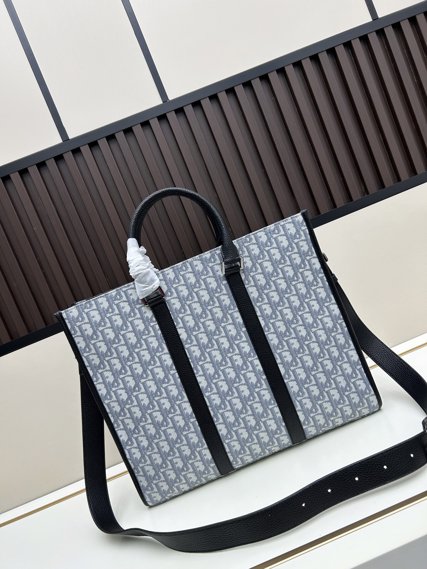 批300🔥 这款 East-West 手袋彰显经久不衰的高雅风格。采用米色和黑色 Oblique 印花面料精心制作,全新演绎经典的 Dior 图案,饰以黑色粒面牛皮革细节和正面的 Dior 标志提升格调。宽敞隔层可轻松收纳各种日常用品,搭配皮革顶部手柄和可调节、可拆卸肩带,可手提、肩背或斜挎。
主体:棉,牛皮革和科技面料
里料:棉,科技面料,牛皮革
宽敞的主隔层
内部扁平电脑隔层
内部拉链口袋
皮革顶部手柄
可调节、可拆卸的皮革肩带
正面饰以金属覆层黄铜 Dior 标志
内部饰有 Dior 压花标志
尺寸:40.5 x 35 x 12 厘米
编号: 662#