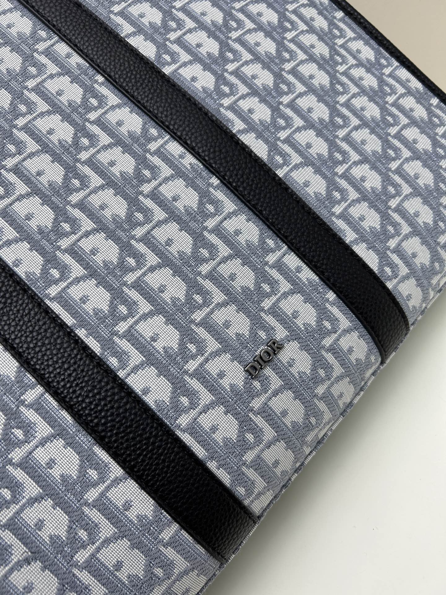 批300🔥 这款 East-West 手袋彰显经久不衰的高雅风格。采用米色和黑色 Oblique 印花面料精心制作,全新演绎经典的 Dior 图案,饰以黑色粒面牛皮革细节和正面的 Dior 标志提升格调。宽敞隔层可轻松收纳各种日常用品,搭配皮革顶部手柄和可调节、可拆卸肩带,可手提、肩背或斜挎。
主体:棉,牛皮革和科技面料
里料:棉,科技面料,牛皮革
宽敞的主隔层
内部扁平电脑隔层
内部拉链口袋
皮革顶部手柄
可调节、可拆卸的皮革肩带
正面饰以金属覆层黄铜 Dior 标志
内部饰有 Dior 压花标志
尺寸:40.5 x 35 x 12 厘米
编号: 662#