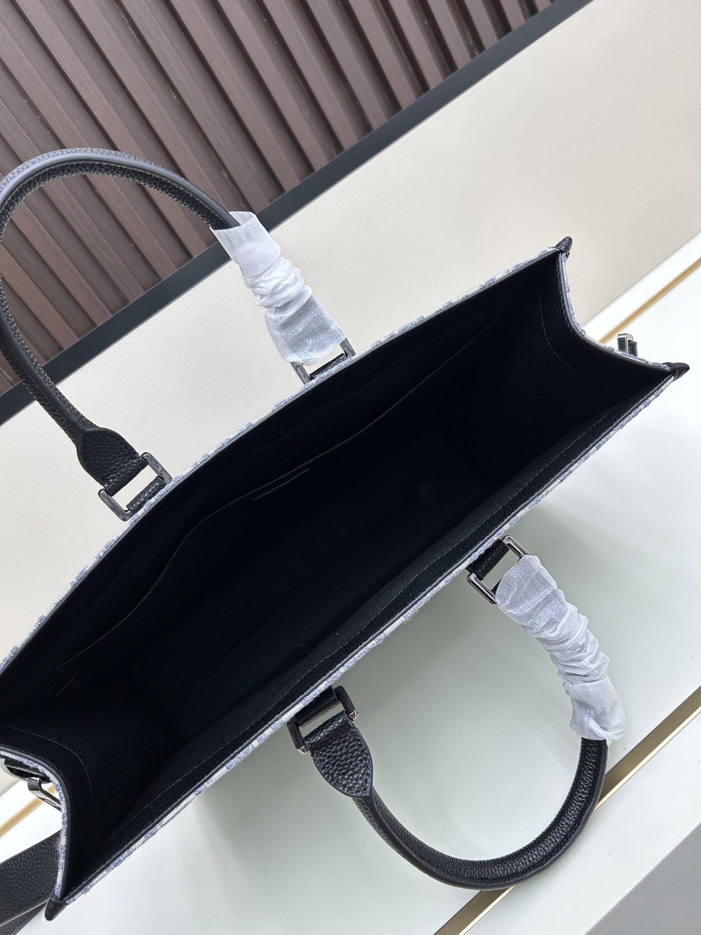 批300🔥 这款 East-West 手袋彰显经久不衰的高雅风格。采用米色和黑色 Oblique 印花面料精心制作,全新演绎经典的 Dior 图案,饰以黑色粒面牛皮革细节和正面的 Dior 标志提升格调。宽敞隔层可轻松收纳各种日常用品,搭配皮革顶部手柄和可调节、可拆卸肩带,可手提、肩背或斜挎。
主体:棉,牛皮革和科技面料
里料:棉,科技面料,牛皮革
宽敞的主隔层
内部扁平电脑隔层
内部拉链口袋
皮革顶部手柄
可调节、可拆卸的皮革肩带
正面饰以金属覆层黄铜 Dior 标志
内部饰有 Dior 压花标志
尺寸:40.5 x 35 x 12 厘米
编号: 662#