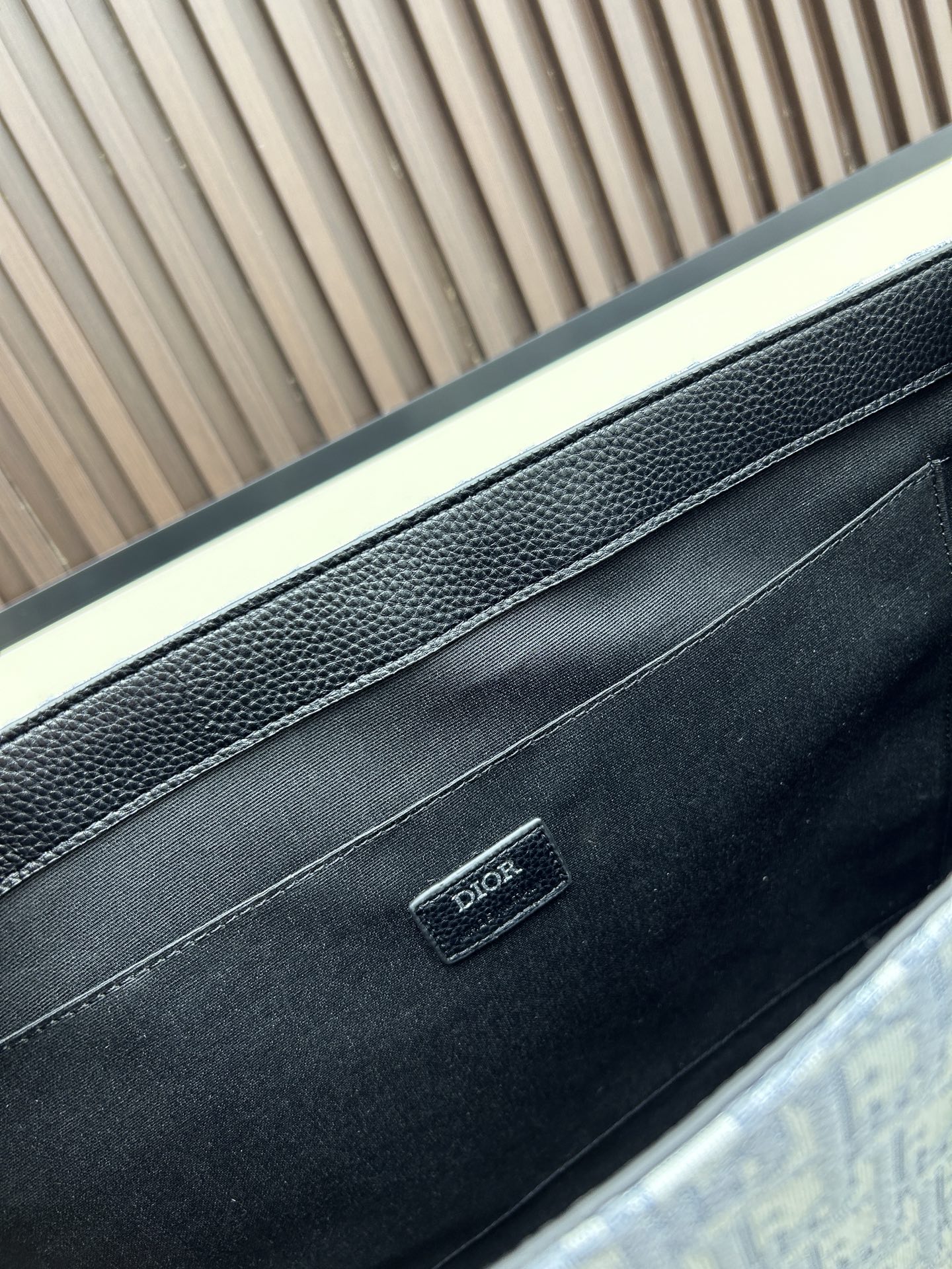 批300🔥 这款 East-West 手袋彰显经久不衰的高雅风格。采用米色和黑色 Oblique 印花面料精心制作,全新演绎经典的 Dior 图案,饰以黑色粒面牛皮革细节和正面的 Dior 标志提升格调。宽敞隔层可轻松收纳各种日常用品,搭配皮革顶部手柄和可调节、可拆卸肩带,可手提、肩背或斜挎。
主体:棉,牛皮革和科技面料
里料:棉,科技面料,牛皮革
宽敞的主隔层
内部扁平电脑隔层
内部拉链口袋
皮革顶部手柄
可调节、可拆卸的皮革肩带
正面饰以金属覆层黄铜 Dior 标志
内部饰有 Dior 压花标志
尺寸:40.5 x 35 x 12 厘米
编号: 662#