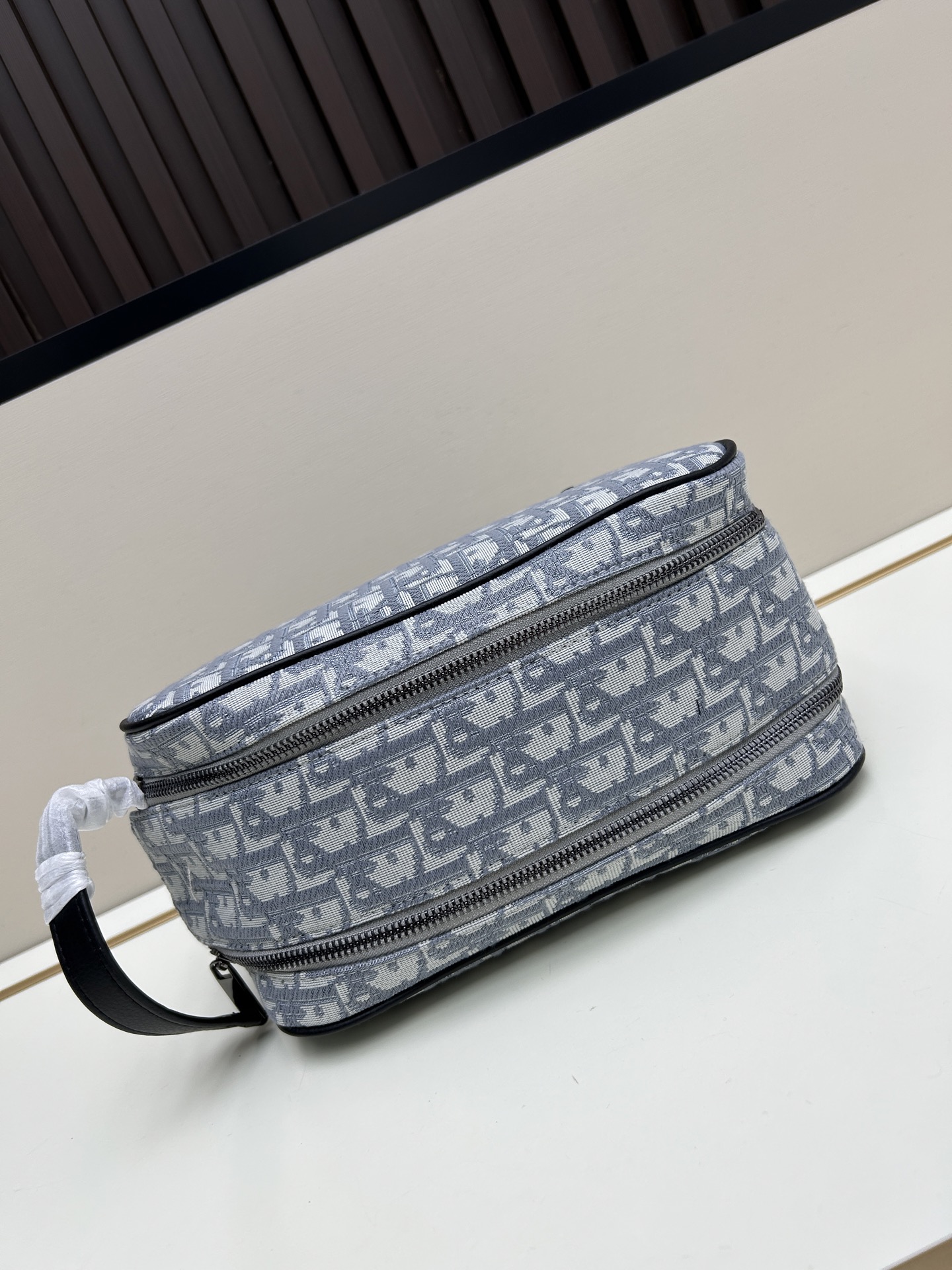 批240¥ 🔥 这款洗漱包融合实用功能与简约设计。采用米色和黑色 Oblique 印花面料精心制作,饰以黑色粒面牛皮革饰边,正面点缀以 Dior 标志。正面设有一个拉链口袋、一个宽敞的拉链隔层,以及两个插袋。配备皮革手柄,可手拿或放入各式手袋中。
尼龙内衬
双拉链开合搭配粒面牛皮革手柄
2 个内部插袋
正面拉链口袋
正面金属覆层黄铜 Dior 标志
内侧饰有 Dior 压花标志
内含防尘袋
尺寸:24.5 x 14.5 x 13 厘米
型号: 1P8008#