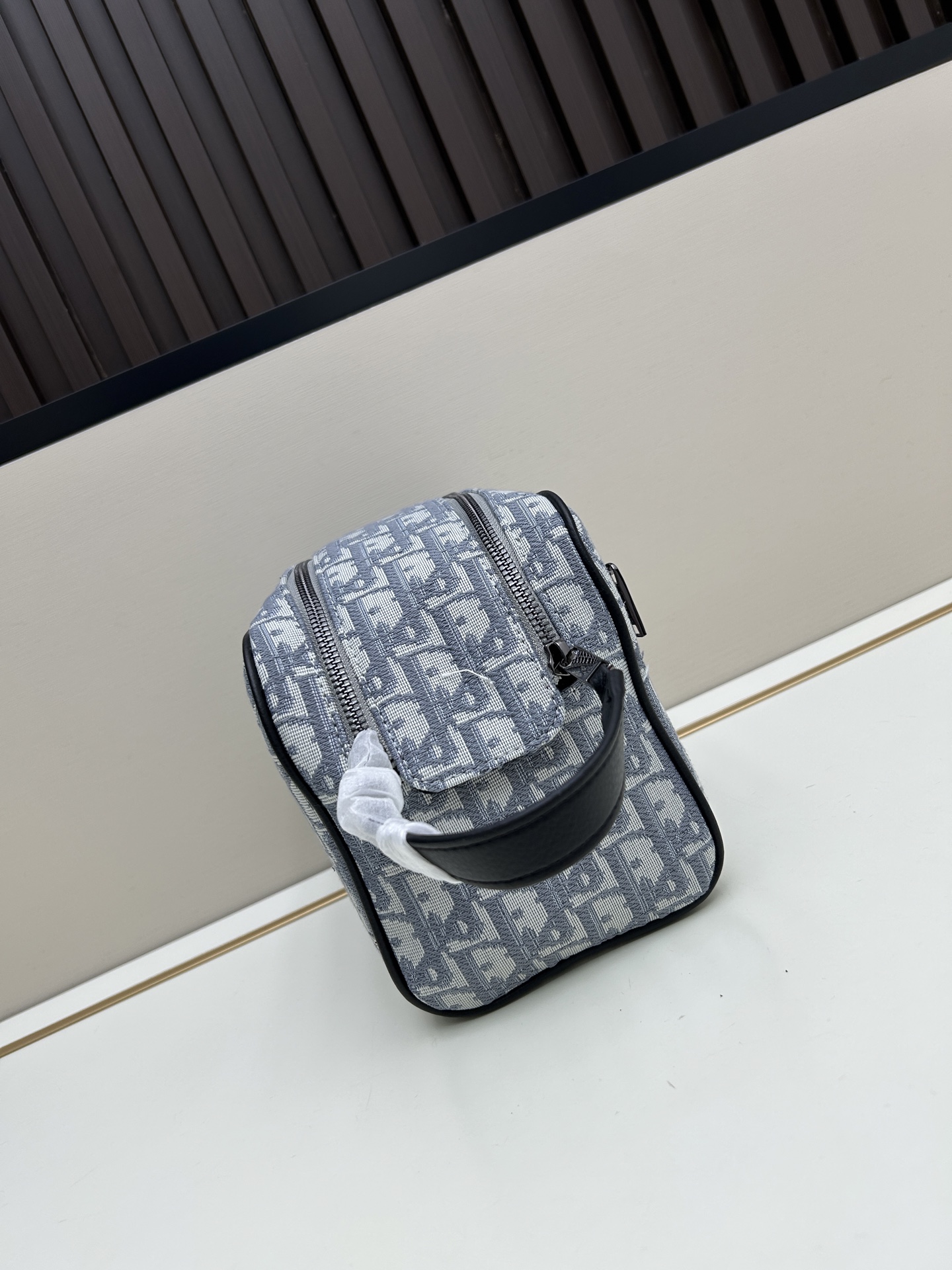 批240¥ 🔥 这款洗漱包融合实用功能与简约设计。采用米色和黑色 Oblique 印花面料精心制作,饰以黑色粒面牛皮革饰边,正面点缀以 Dior 标志。正面设有一个拉链口袋、一个宽敞的拉链隔层,以及两个插袋。配备皮革手柄,可手拿或放入各式手袋中。
尼龙内衬
双拉链开合搭配粒面牛皮革手柄
2 个内部插袋
正面拉链口袋
正面金属覆层黄铜 Dior 标志
内侧饰有 Dior 压花标志
内含防尘袋
尺寸:24.5 x 14.5 x 13 厘米
型号: 1P8008#