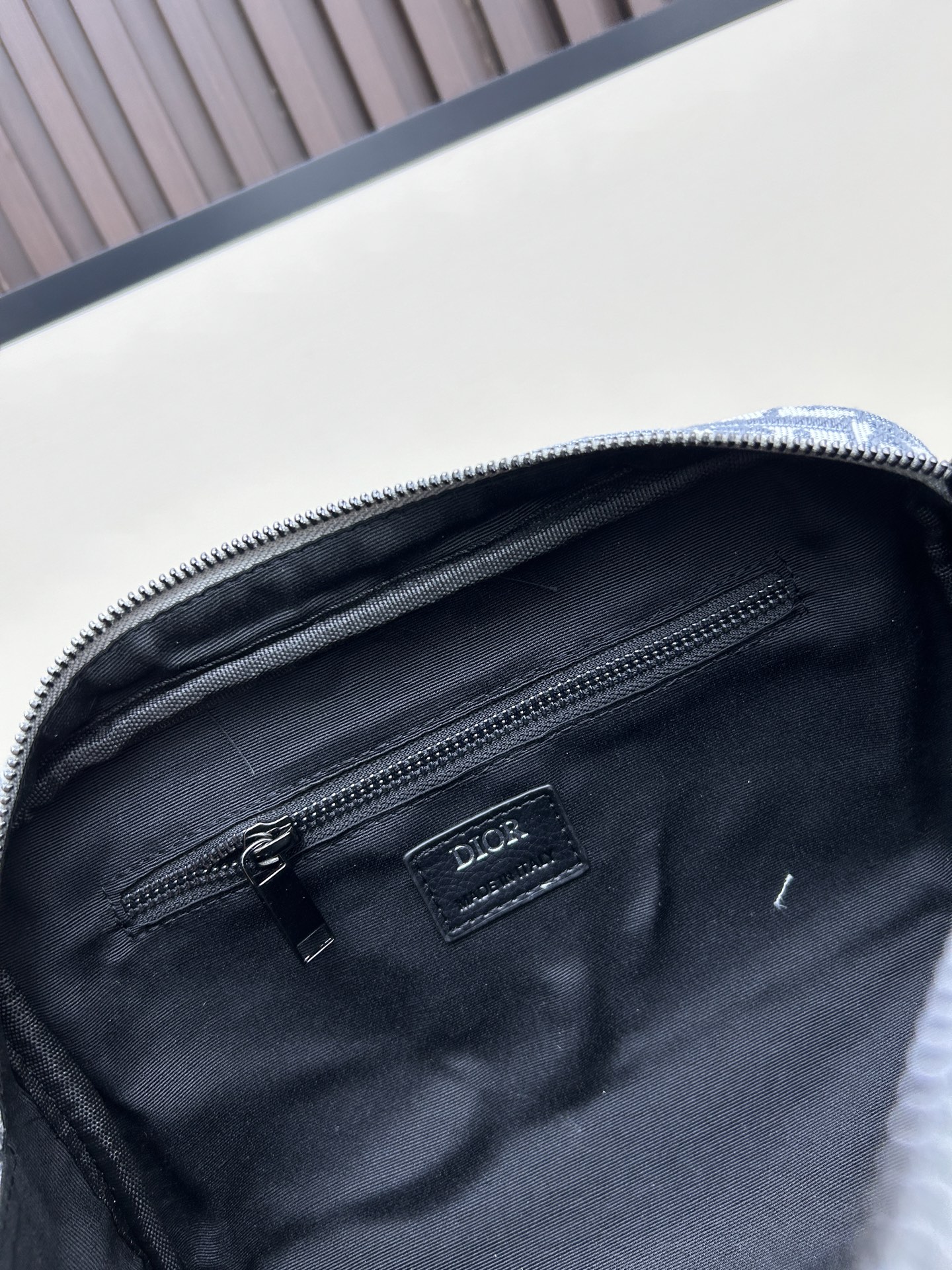 批240¥ 🔥 这款洗漱包融合实用功能与简约设计。采用米色和黑色 Oblique 印花面料精心制作,饰以黑色粒面牛皮革饰边,正面点缀以 Dior 标志。正面设有一个拉链口袋、一个宽敞的拉链隔层,以及两个插袋。配备皮革手柄,可手拿或放入各式手袋中。
尼龙内衬
双拉链开合搭配粒面牛皮革手柄
2 个内部插袋
正面拉链口袋
正面金属覆层黄铜 Dior 标志
内侧饰有 Dior 压花标志
内含防尘袋
尺寸:24.5 x 14.5 x 13 厘米
型号: 1P8008#