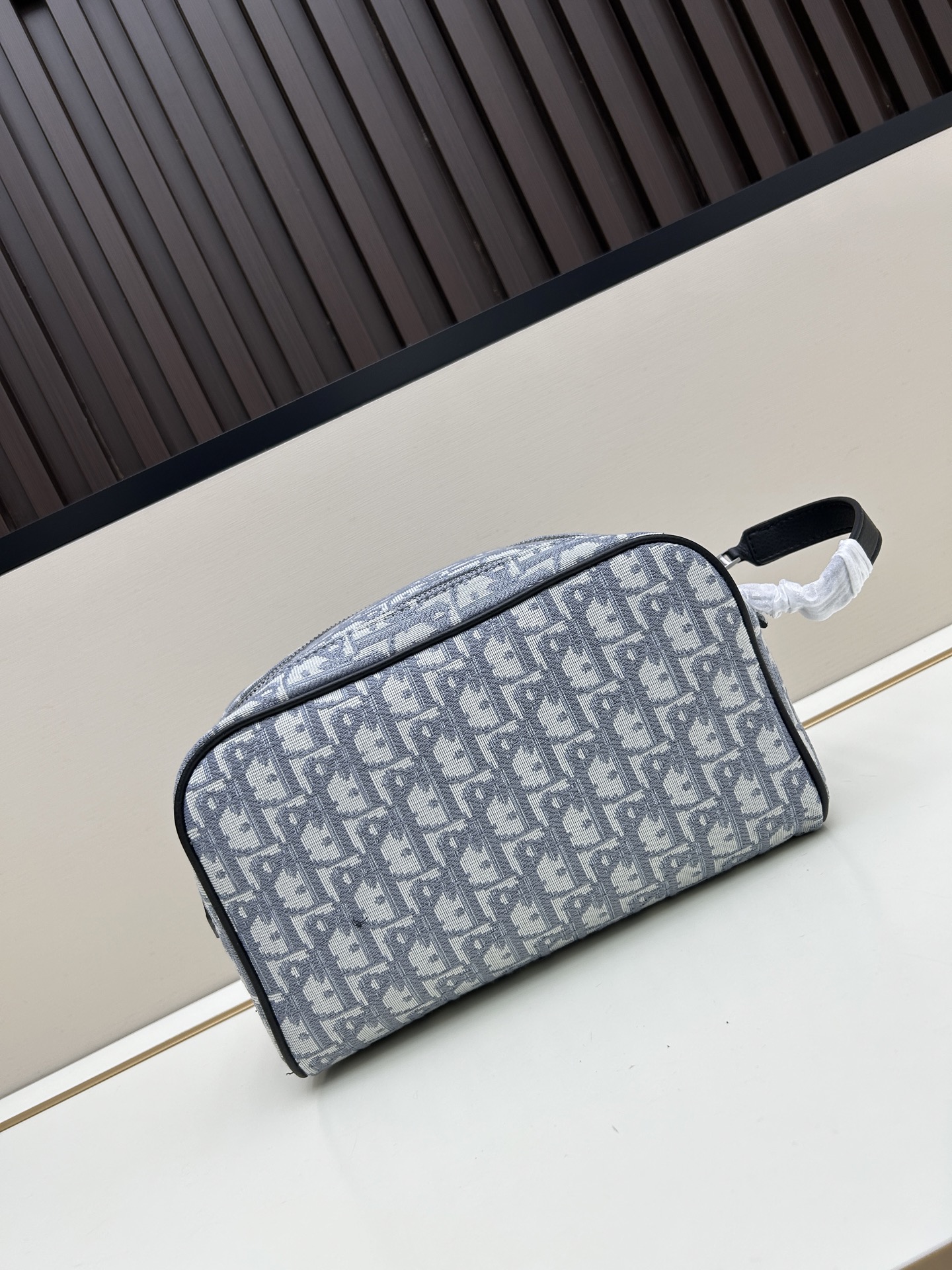 批240¥ 🔥 这款洗漱包融合实用功能与简约设计。采用米色和黑色 Oblique 印花面料精心制作,饰以黑色粒面牛皮革饰边,正面点缀以 Dior 标志。正面设有一个拉链口袋、一个宽敞的拉链隔层,以及两个插袋。配备皮革手柄,可手拿或放入各式手袋中。
尼龙内衬
双拉链开合搭配粒面牛皮革手柄
2 个内部插袋
正面拉链口袋
正面金属覆层黄铜 Dior 标志
内侧饰有 Dior 压花标志
内含防尘袋
尺寸:24.5 x 14.5 x 13 厘米
型号: 1P8008#