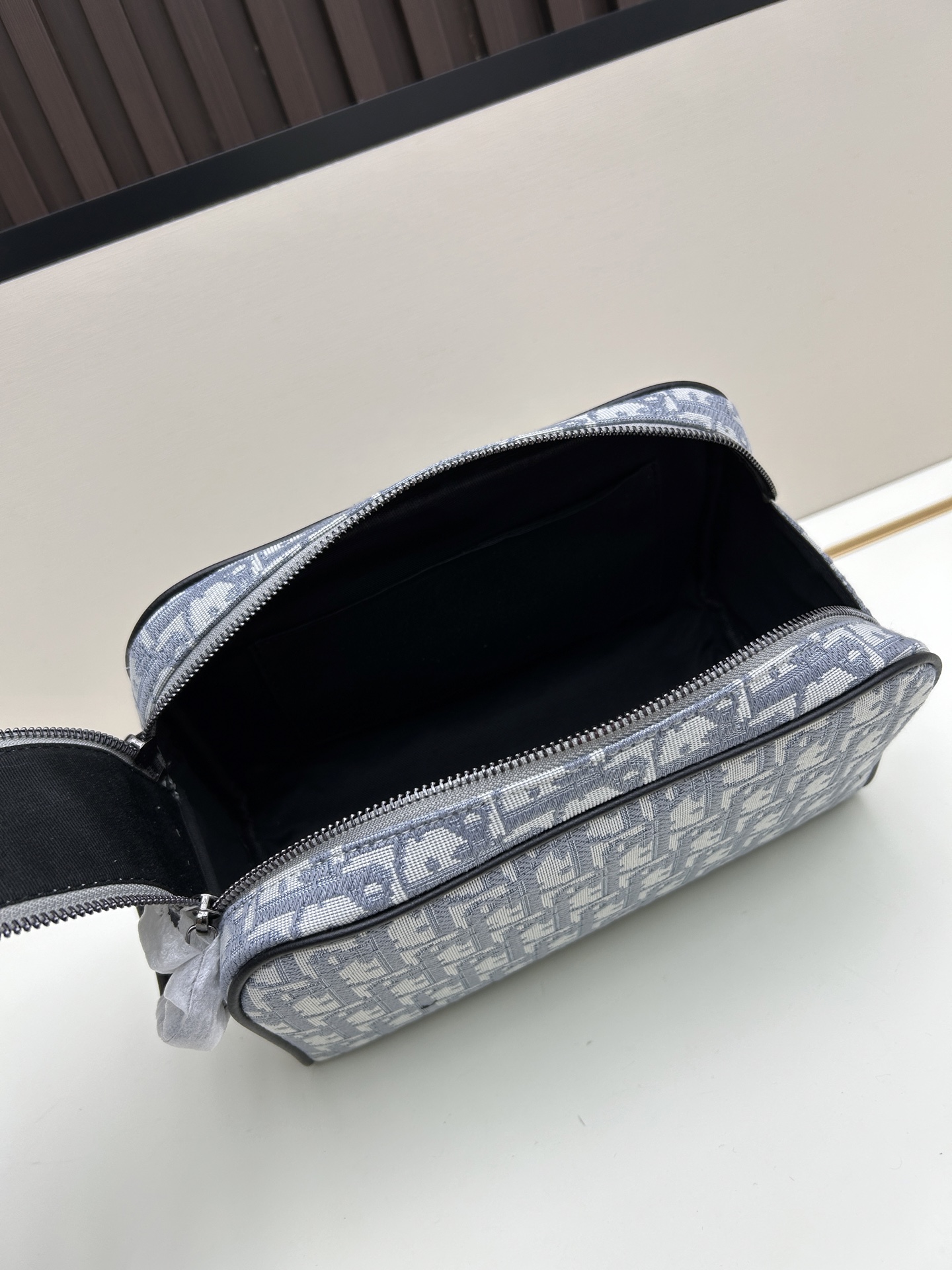 批240¥ 🔥 这款洗漱包融合实用功能与简约设计。采用米色和黑色 Oblique 印花面料精心制作,饰以黑色粒面牛皮革饰边,正面点缀以 Dior 标志。正面设有一个拉链口袋、一个宽敞的拉链隔层,以及两个插袋。配备皮革手柄,可手拿或放入各式手袋中。
尼龙内衬
双拉链开合搭配粒面牛皮革手柄
2 个内部插袋
正面拉链口袋
正面金属覆层黄铜 Dior 标志
内侧饰有 Dior 压花标志
内含防尘袋
尺寸:24.5 x 14.5 x 13 厘米
型号: 1P8008#