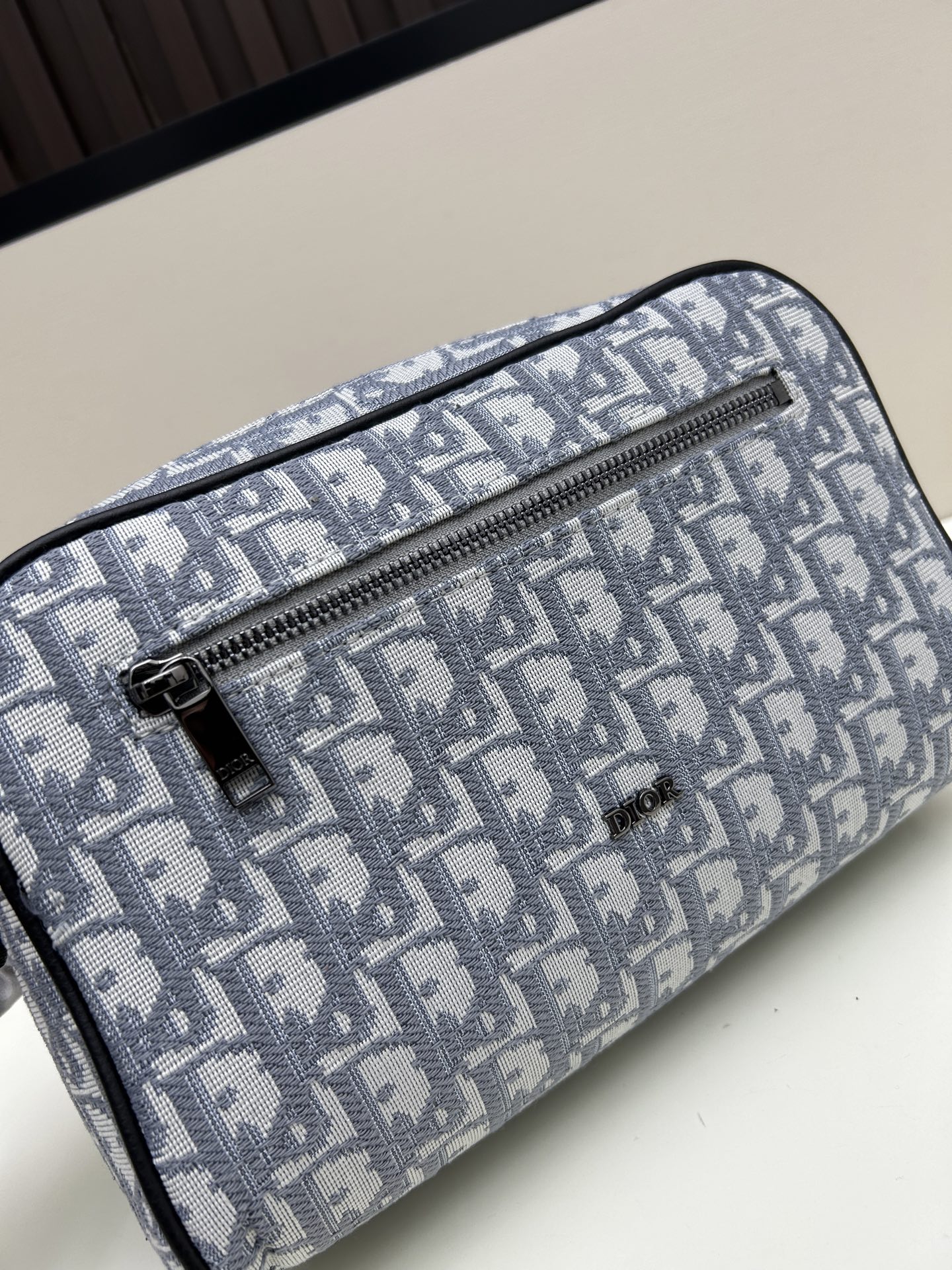 批240¥ 🔥 这款洗漱包融合实用功能与简约设计。采用米色和黑色 Oblique 印花面料精心制作,饰以黑色粒面牛皮革饰边,正面点缀以 Dior 标志。正面设有一个拉链口袋、一个宽敞的拉链隔层,以及两个插袋。配备皮革手柄,可手拿或放入各式手袋中。
尼龙内衬
双拉链开合搭配粒面牛皮革手柄
2 个内部插袋
正面拉链口袋
正面金属覆层黄铜 Dior 标志
内侧饰有 Dior 压花标志
内含防尘袋
尺寸:24.5 x 14.5 x 13 厘米
型号: 1P8008#