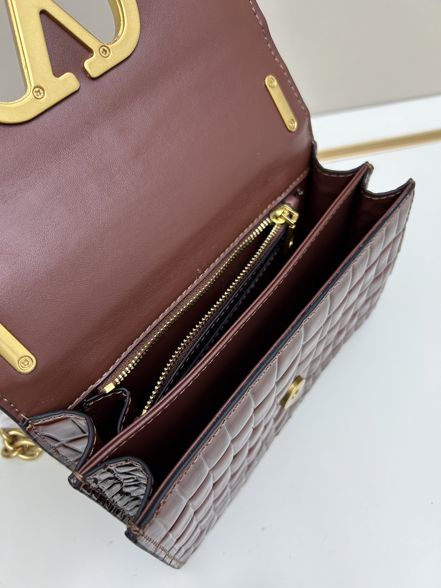 配盒子小号 🆕VA GARAVANI VAIN 新款 小牛皮手袋配以金属VLOGO SIGNATURE 