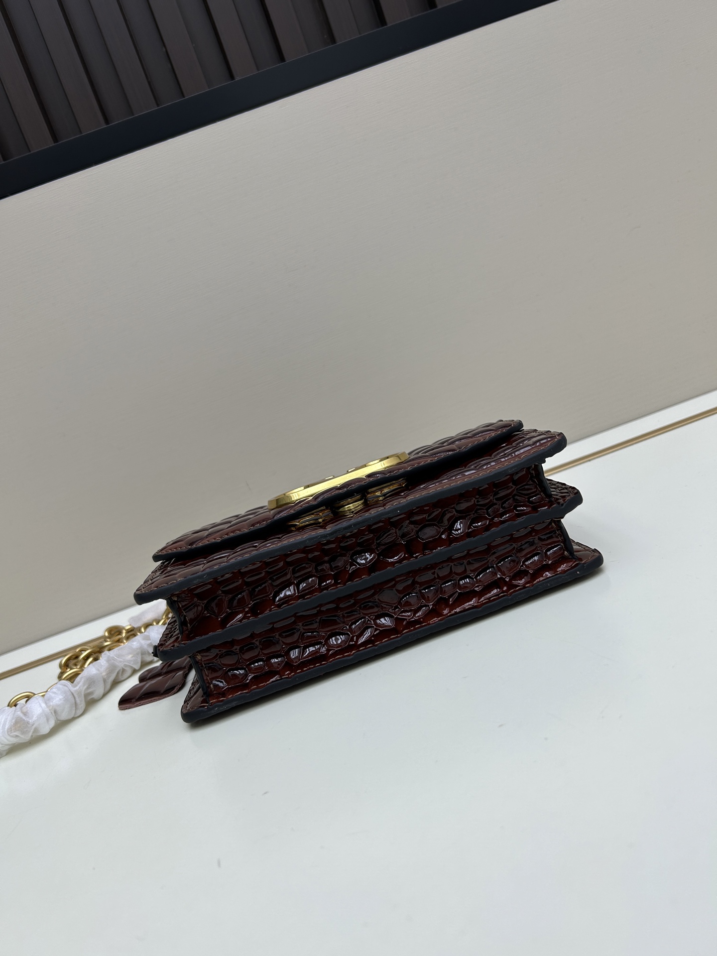 配盒子小号 🆕VA GARAVANI VAIN 新款 小牛皮手袋配以金属VLOGO SIGNATURE 