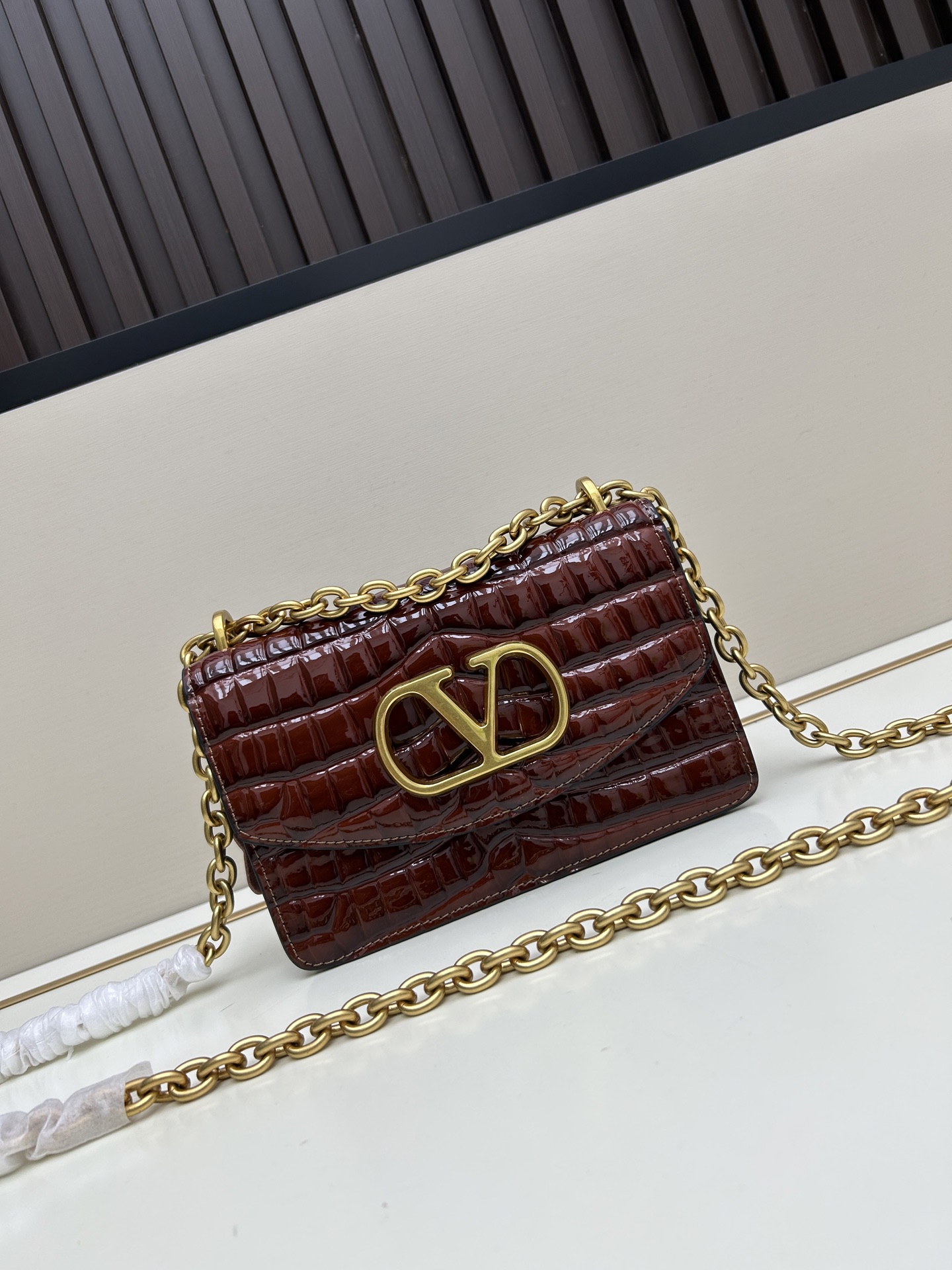 配盒子小号 🆕VA GARAVANI VAIN 新款 小牛皮手袋配以金属VLOGO SIGNATURE 