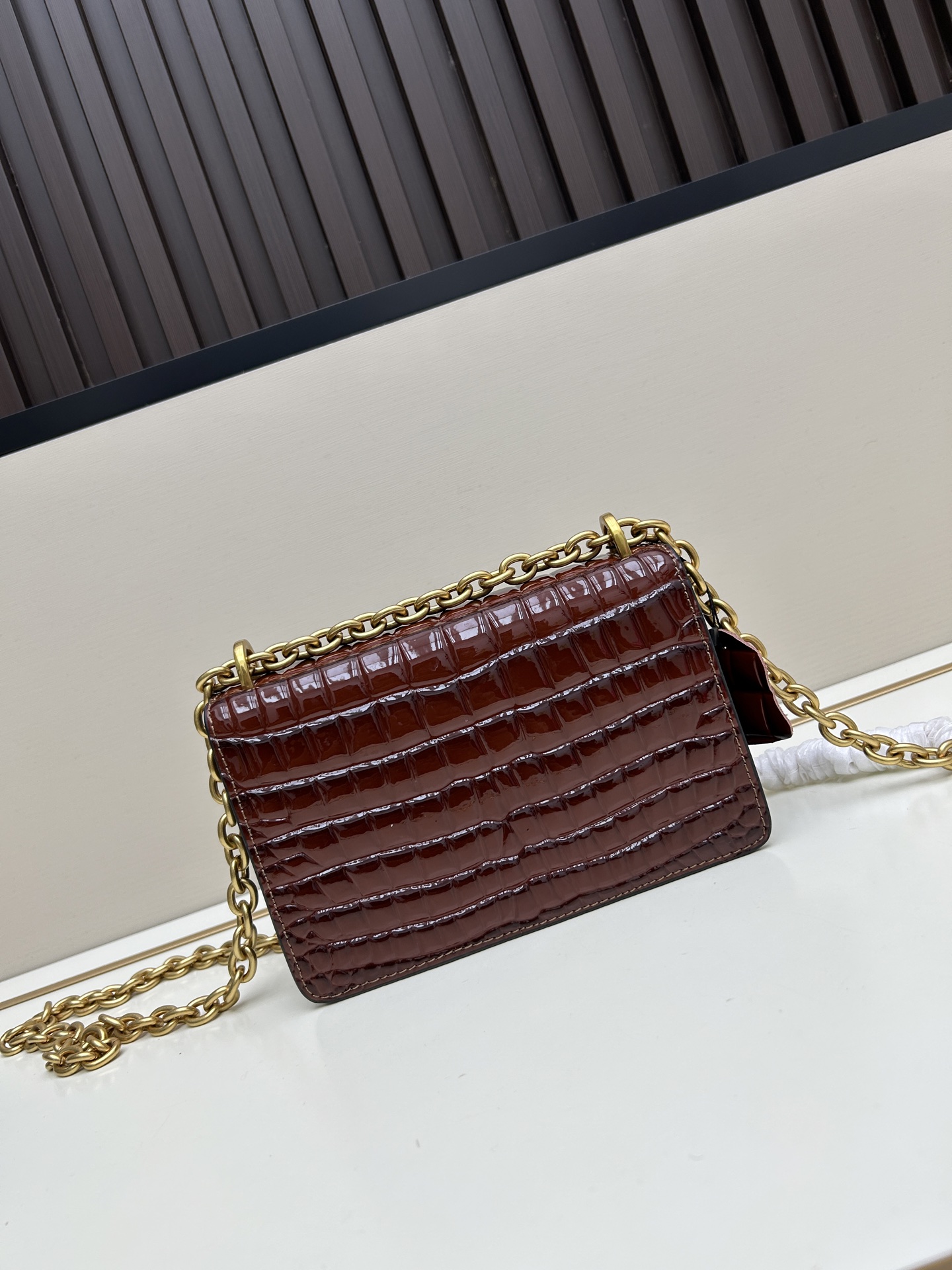 配盒子小号 🆕VA GARAVANI VAIN 新款 小牛皮手袋配以金属VLOGO SIGNATURE 