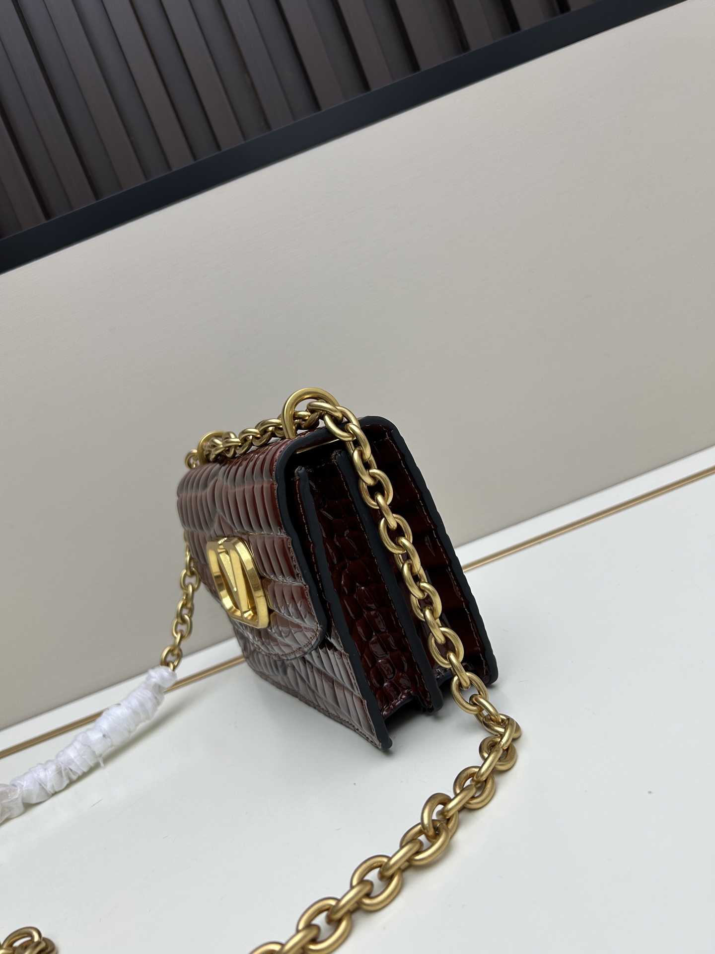 配盒子小号 🆕VA GARAVANI VAIN 新款 小牛皮手袋配以金属VLOGO SIGNATURE 