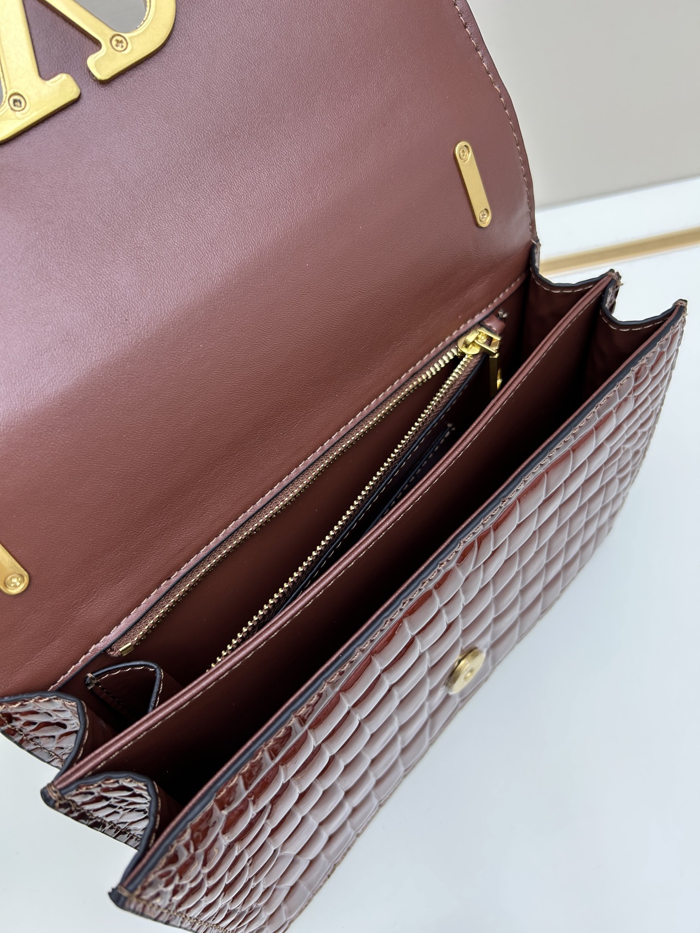 配盒子大号 🆕VA GARAVANI VAIN 新款 小牛皮手袋配以金属VLOGO SIGNATURE 