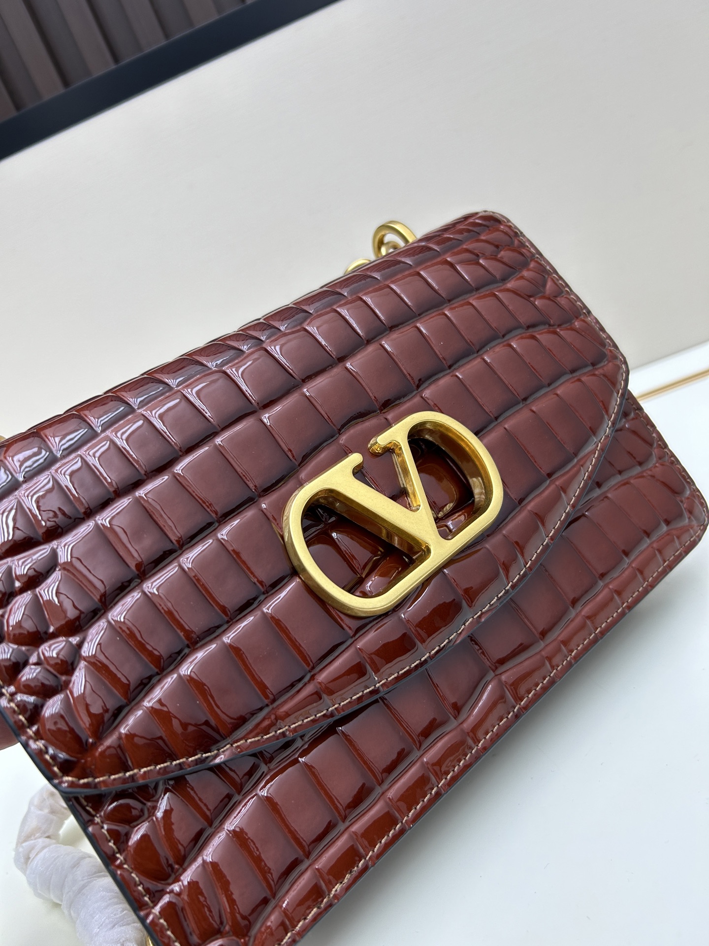 配盒子大号 🆕VA GARAVANI VAIN 新款 小牛皮手袋配以金属VLOGO SIGNATURE 