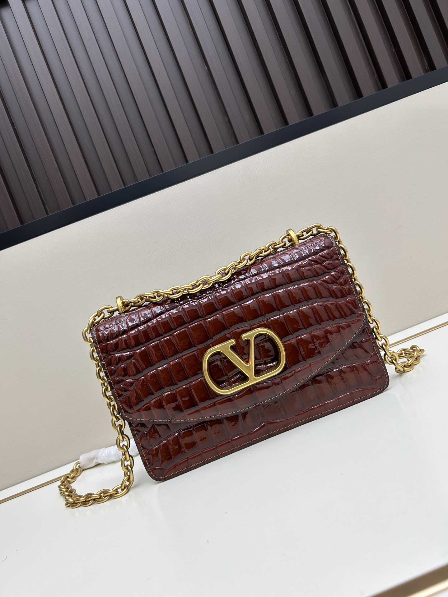 配盒子大号 🆕VA GARAVANI VAIN 新款 小牛皮手袋配以金属VLOGO SIGNATURE 