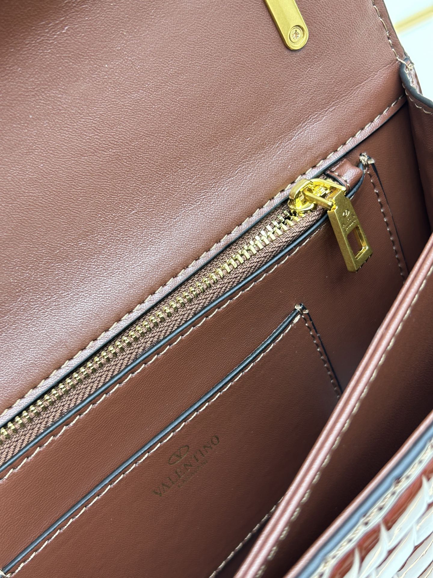 配盒子大号 🆕VA GARAVANI VAIN 新款 小牛皮手袋配以金属VLOGO SIGNATURE 