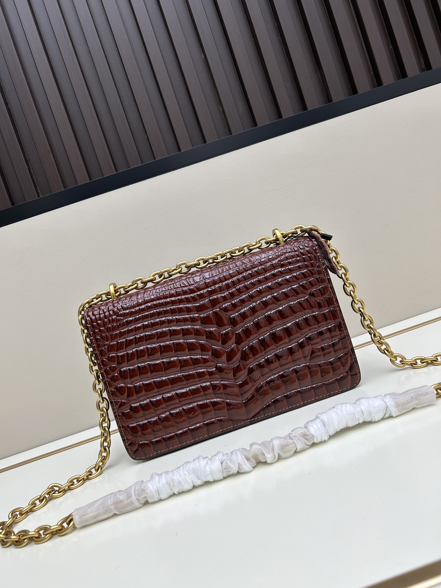 配盒子大号 🆕VA GARAVANI VAIN 新款 小牛皮手袋配以金属VLOGO SIGNATURE 