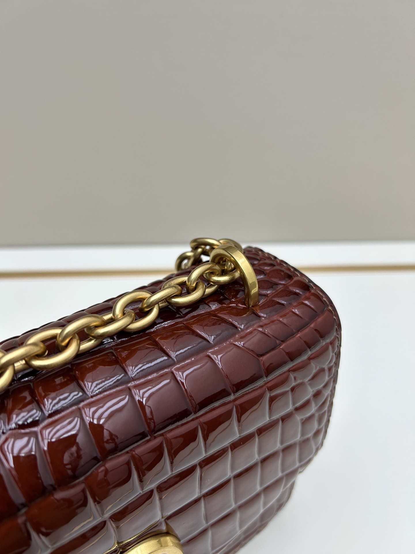 配盒子大号 🆕VA GARAVANI VAIN 新款 小牛皮手袋配以金属VLOGO SIGNATURE 