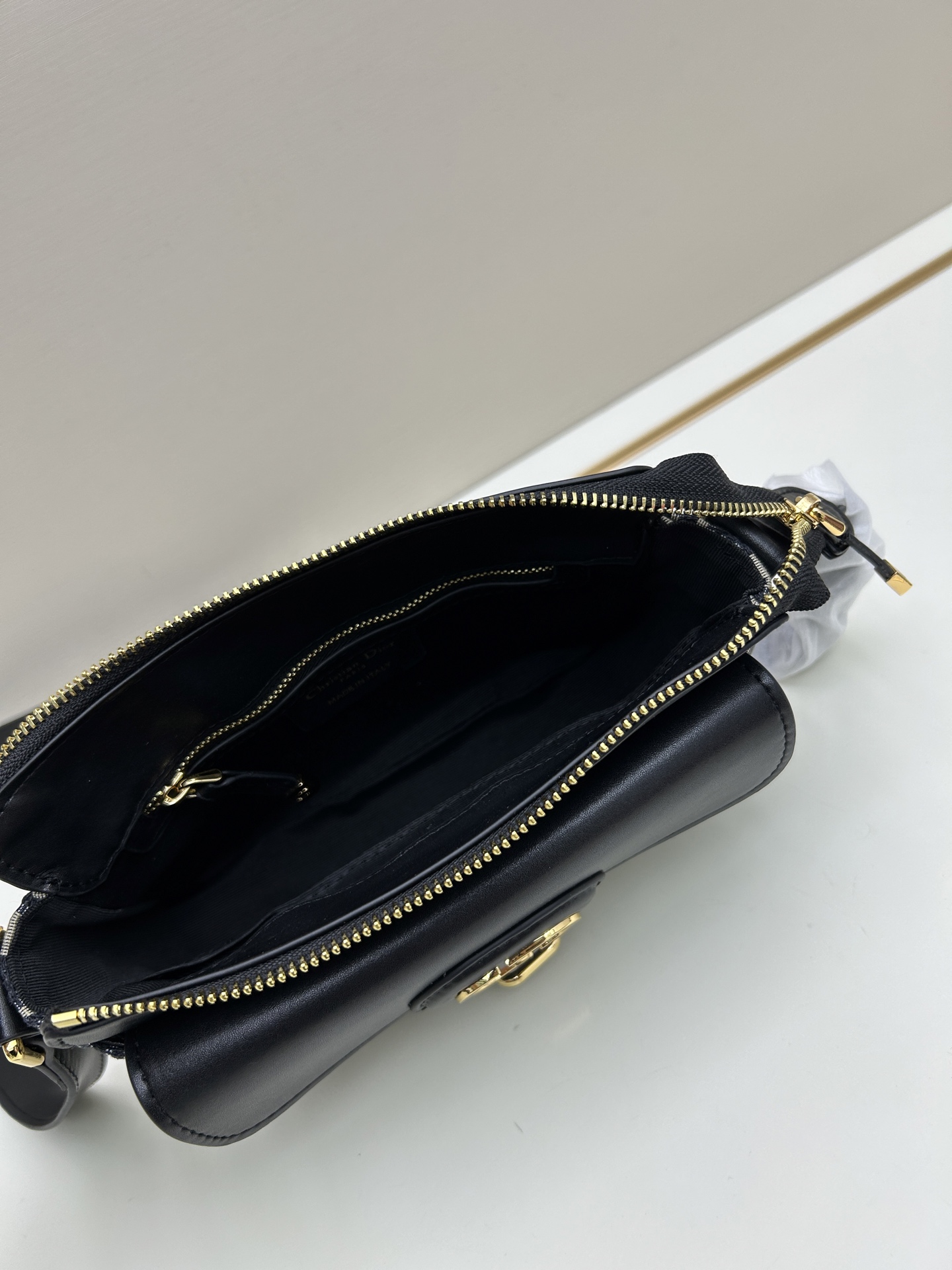 批260🔥这款30 Montaigne Poet手袋是二零二五秋季成衣系列新品,彰显简约精巧的设计。采用蓝色Oblique 印花面料精心制作,正面搭配同色调光滑牛皮革翻盖,磁性扣环点缀以装饰性金色饰面金属 扣,灵感源自Cistian 香水瓶的封口。设有拉链主隔层和正面口袋,可收纳各种随身物品。小号款式,搭配可调节的皮革肩带,可舒适肩背或斜挎。
款号:665#
尺寸:19.5 x11x6.5厘米(长x高x宽)