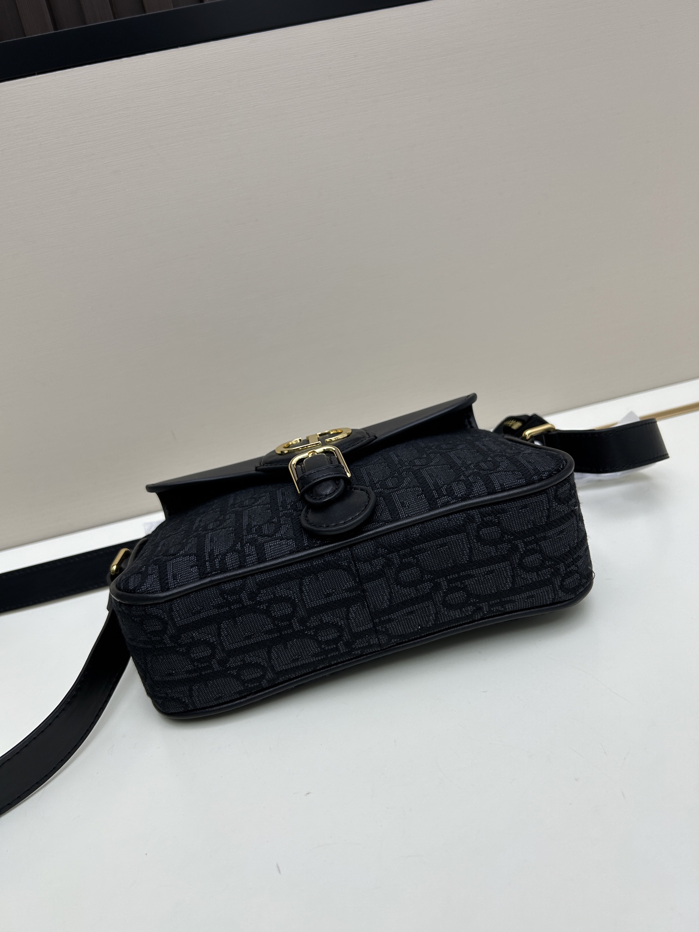 批260🔥这款30 Montaigne Poet手袋是二零二五秋季成衣系列新品,彰显简约精巧的设计。采用蓝色Oblique 印花面料精心制作,正面搭配同色调光滑牛皮革翻盖,磁性扣环点缀以装饰性金色饰面金属 扣,灵感源自Cistian 香水瓶的封口。设有拉链主隔层和正面口袋,可收纳各种随身物品。小号款式,搭配可调节的皮革肩带,可舒适肩背或斜挎。
款号:665#
尺寸:19.5 x11x6.5厘米(长x高x宽)