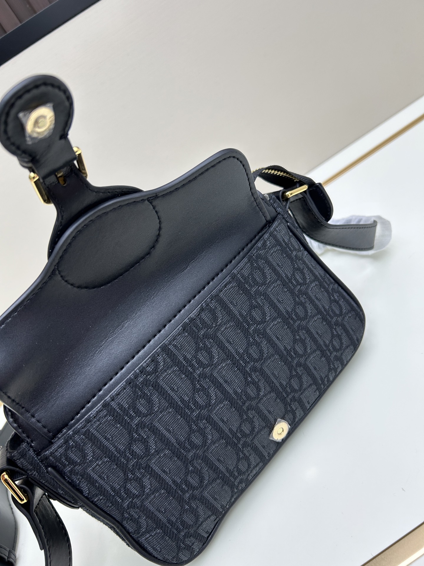 批260🔥这款30 Montaigne Poet手袋是二零二五秋季成衣系列新品,彰显简约精巧的设计。采用蓝色Oblique 印花面料精心制作,正面搭配同色调光滑牛皮革翻盖,磁性扣环点缀以装饰性金色饰面金属 扣,灵感源自Cistian 香水瓶的封口。设有拉链主隔层和正面口袋,可收纳各种随身物品。小号款式,搭配可调节的皮革肩带,可舒适肩背或斜挎。
款号:665#
尺寸:19.5 x11x6.5厘米(长x高x宽)