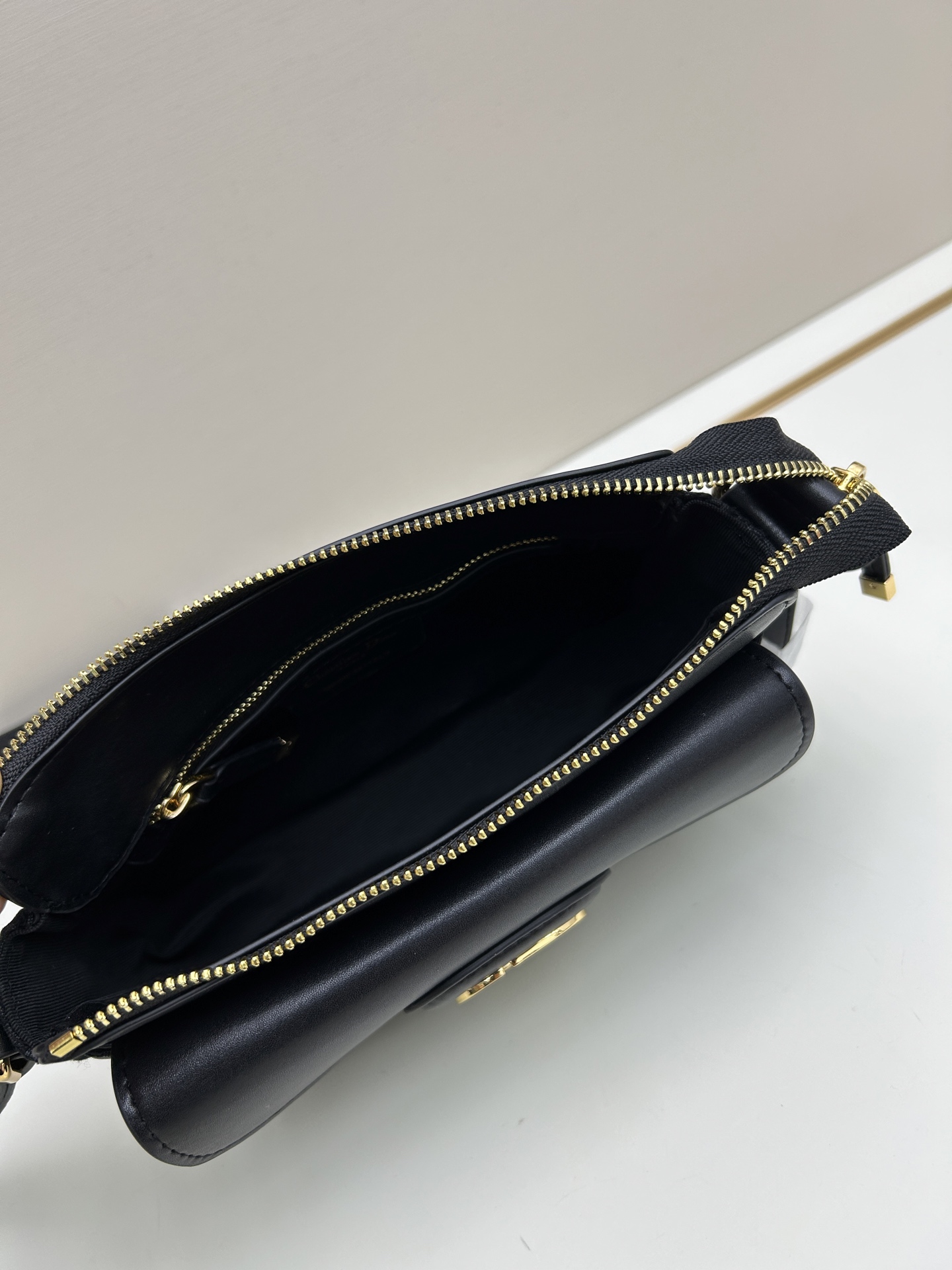 批260🔥这款30 Montaigne Poet手袋是二零二五秋季成衣系列新品,彰显简约精巧的设计。采用蓝色Oblique 印花面料精心制作,正面搭配同色调光滑牛皮革翻盖,磁性扣环点缀以装饰性金色饰面金属 扣,灵感源自Cistian 香水瓶的封口。设有拉链主隔层和正面口袋,可收纳各种随身物品。小号款式,搭配可调节的皮革肩带,可舒适肩背或斜挎。
款号:665#
尺寸:19.5 x11x6.5厘米(长x高x宽)