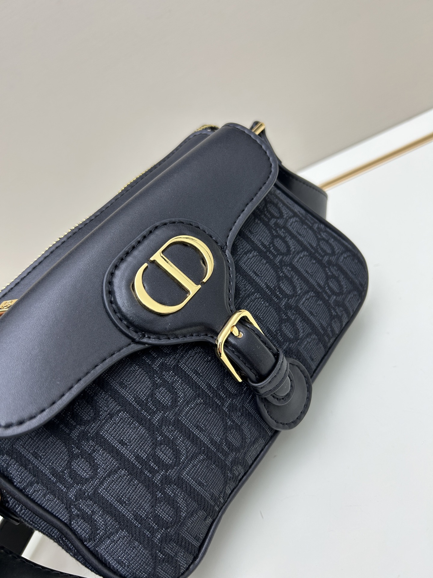 批260🔥这款30 Montaigne Poet手袋是二零二五秋季成衣系列新品,彰显简约精巧的设计。采用蓝色Oblique 印花面料精心制作,正面搭配同色调光滑牛皮革翻盖,磁性扣环点缀以装饰性金色饰面金属 扣,灵感源自Cistian 香水瓶的封口。设有拉链主隔层和正面口袋,可收纳各种随身物品。小号款式,搭配可调节的皮革肩带,可舒适肩背或斜挎。
款号:665#
尺寸:19.5 x11x6.5厘米(长x高x宽)