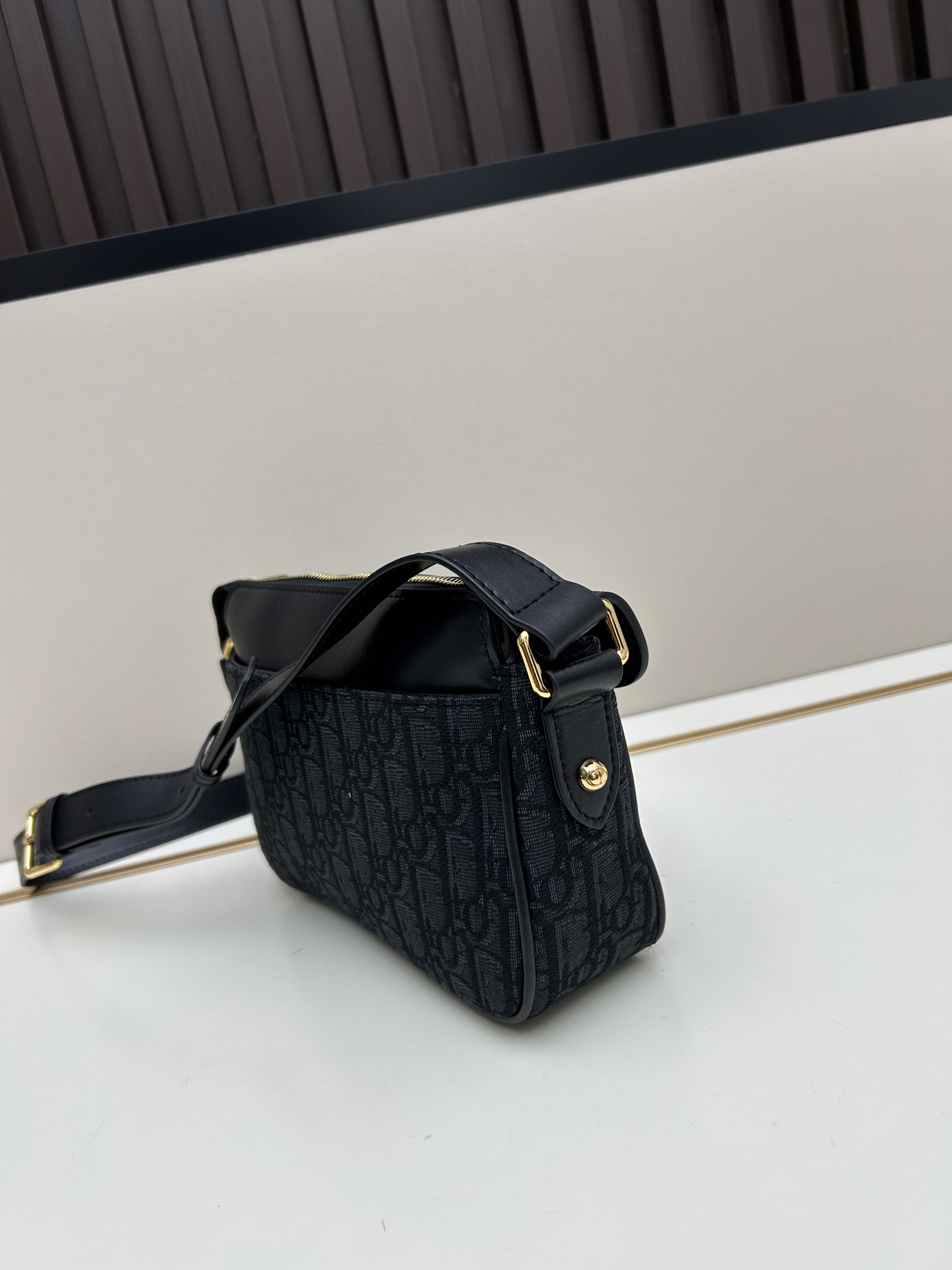 批260🔥这款30 Montaigne Poet手袋是二零二五秋季成衣系列新品,彰显简约精巧的设计。采用蓝色Oblique 印花面料精心制作,正面搭配同色调光滑牛皮革翻盖,磁性扣环点缀以装饰性金色饰面金属 扣,灵感源自Cistian 香水瓶的封口。设有拉链主隔层和正面口袋,可收纳各种随身物品。小号款式,搭配可调节的皮革肩带,可舒适肩背或斜挎。
款号:665#
尺寸:19.5 x11x6.5厘米(长x高x宽)