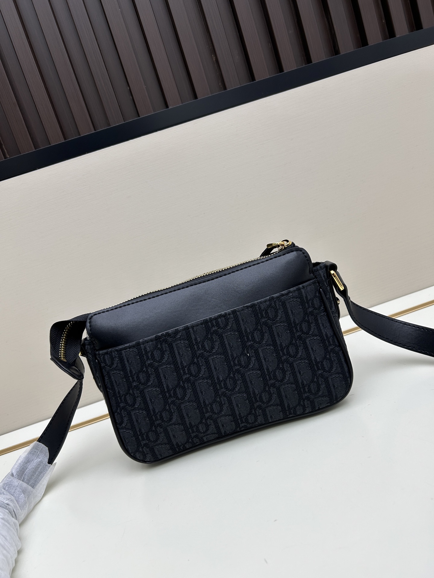 批260🔥这款30 Montaigne Poet手袋是二零二五秋季成衣系列新品,彰显简约精巧的设计。采用蓝色Oblique 印花面料精心制作,正面搭配同色调光滑牛皮革翻盖,磁性扣环点缀以装饰性金色饰面金属 扣,灵感源自Cistian 香水瓶的封口。设有拉链主隔层和正面口袋,可收纳各种随身物品。小号款式,搭配可调节的皮革肩带,可舒适肩背或斜挎。
款号:665#
尺寸:19.5 x11x6.5厘米(长x高x宽)