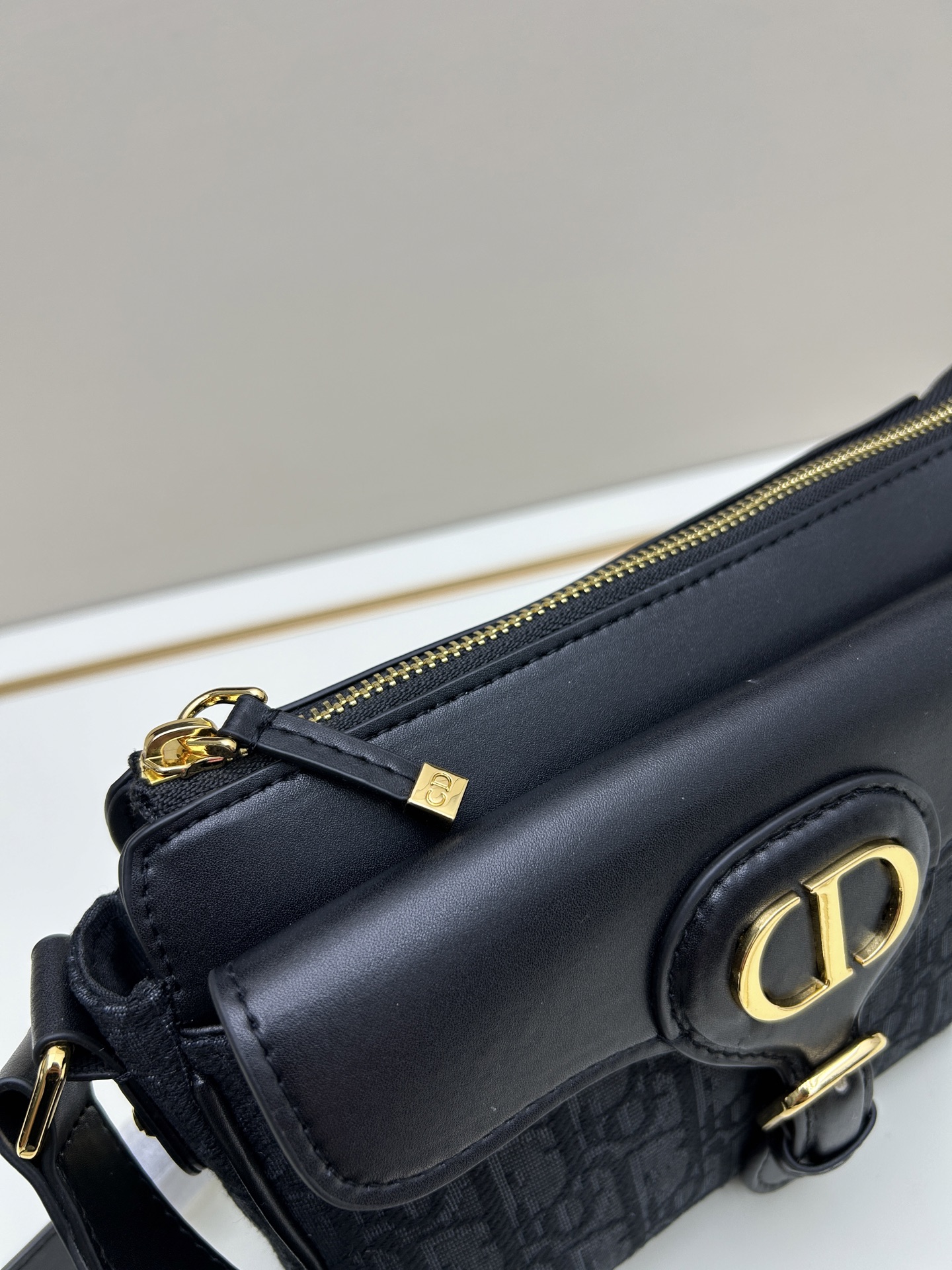 批260🔥这款30 Montaigne Poet手袋是二零二五秋季成衣系列新品,彰显简约精巧的设计。采用蓝色Oblique 印花面料精心制作,正面搭配同色调光滑牛皮革翻盖,磁性扣环点缀以装饰性金色饰面金属 扣,灵感源自Cistian 香水瓶的封口。设有拉链主隔层和正面口袋,可收纳各种随身物品。小号款式,搭配可调节的皮革肩带,可舒适肩背或斜挎。
款号:665#
尺寸:19.5 x11x6.5厘米(长x高x宽)