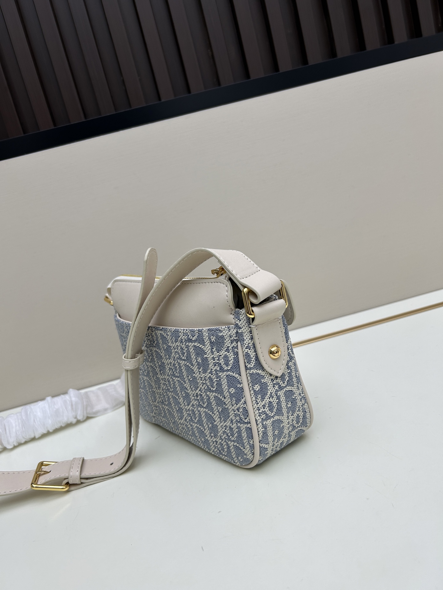 批260🔥这款30 Montaigne Poet手袋是二零二五秋季成衣系列新品,彰显简约精巧的设计。采用蓝色Oblique 印花面料精心制作,正面搭配同色调光滑牛皮革翻盖,磁性扣环点缀以装饰性金色饰面金属 扣,灵感源自Cistian 香水瓶的封口。设有拉链主隔层和正面口袋,可收纳各种随身物品。小号款式,搭配可调节的皮革肩带,可舒适肩背或斜挎。
款号:665#
尺寸:19.5 x11x6.5厘米(长x高x宽)