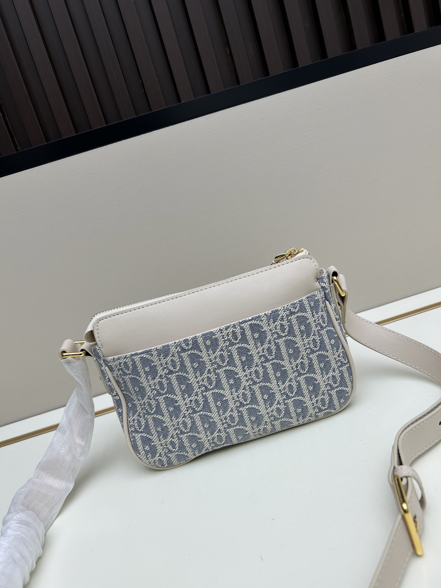 批260🔥这款30 Montaigne Poet手袋是二零二五秋季成衣系列新品,彰显简约精巧的设计。采用蓝色Oblique 印花面料精心制作,正面搭配同色调光滑牛皮革翻盖,磁性扣环点缀以装饰性金色饰面金属 扣,灵感源自Cistian 香水瓶的封口。设有拉链主隔层和正面口袋,可收纳各种随身物品。小号款式,搭配可调节的皮革肩带,可舒适肩背或斜挎。
款号:665#
尺寸:19.5 x11x6.5厘米(长x高x宽)