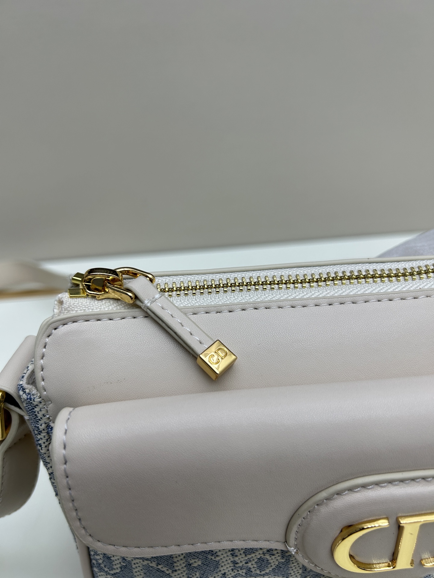 批260🔥这款30 Montaigne Poet手袋是二零二五秋季成衣系列新品,彰显简约精巧的设计。采用蓝色Oblique 印花面料精心制作,正面搭配同色调光滑牛皮革翻盖,磁性扣环点缀以装饰性金色饰面金属 扣,灵感源自Cistian 香水瓶的封口。设有拉链主隔层和正面口袋,可收纳各种随身物品。小号款式,搭配可调节的皮革肩带,可舒适肩背或斜挎。
款号:665#
尺寸:19.5 x11x6.5厘米(长x高x宽)